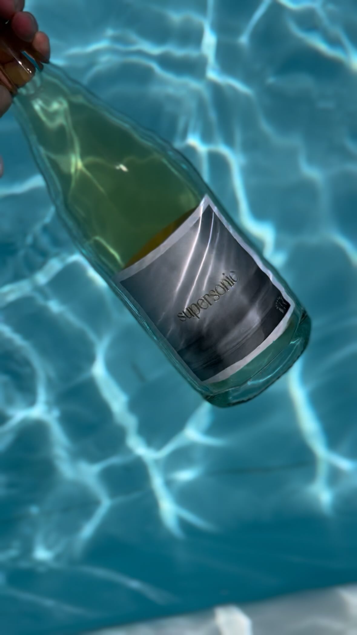 Du sitzt im Freibad oder auf deiner Terrasse, es ist brütend heiß. Flüssigkeit ist wichtig, also diesen hier aufmachen und von der eigenen Terrasse aus gedanklich ans Meer verschwinden. Geht morgens, mittags oder abends, solo oder zum Lieblingsessen dazu und rinnt wie nix.
SUPERSONIC - OUT NOW
Muskateller & Weißburgunder, großes Holzfass, Methode ancestrale, 12 Monate Hefe, keine Zusätze, nur purer, vergorener Traubensaft.
#huglsprudel #supersonic #petnat #austrianwine #organicwine