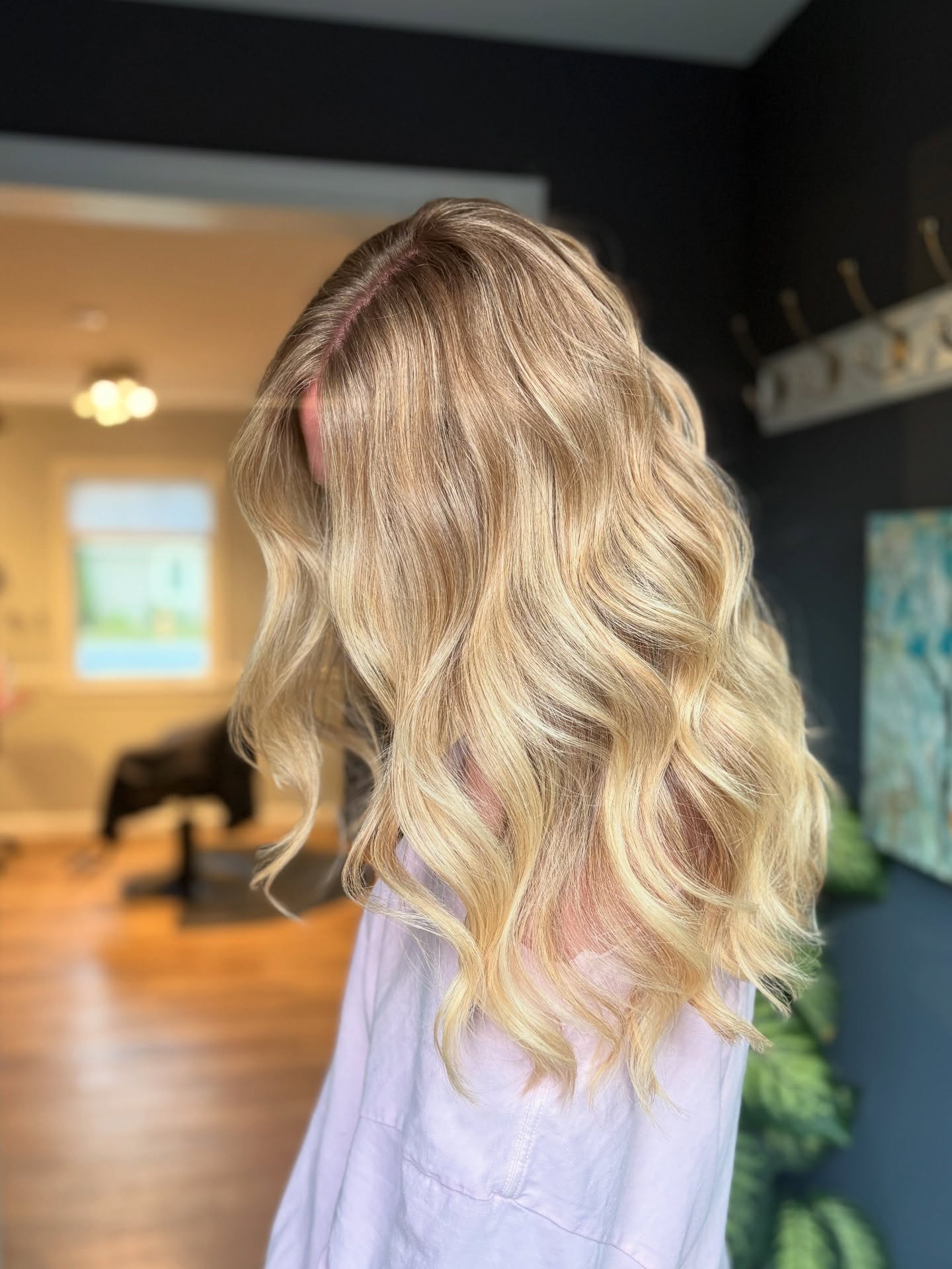 Buttery blonde perfection with that effortless, lived-in vibe ✨☀️
📅 Ready for your own hair refresh? Tap the link in bio to book.
📌 Save this for your next appointment inspo
