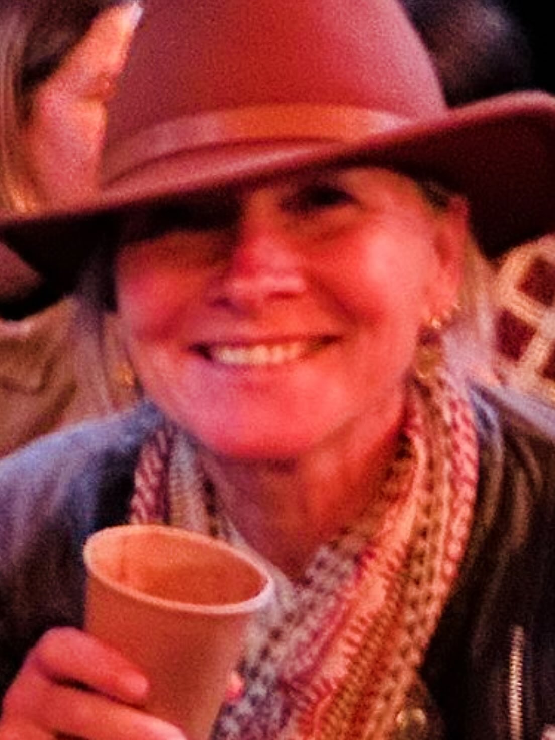 Echte magie ontstaat als we samen creëren.
In mijn trainingen en transformatiecirkel zie ik steeds weer dat mensen elkaar écht zien en horen. Dat is goud. Verschillende generaties, verschillende overtuigingen, en toch ontstaat er openheid.
Misschien is het juist doordat ik mijn kracht gebruik om verbinding te maken en niet bang ben om emoties te tonen, dat anderen ook durven mee te doen.
Ik probeer altijd te kiezen voor liefde, want soms is dat nog een struggle voor mij. Maar ik weet steeds meer dat als ik uiteindelijk voor liefde kies, dat de weg is.
Emoties mogen er zijn, zelfs tranen, want ze maken verbinding echt en veilig. Die verbinding geeft mensen het vertrouwen om hun eigen vuur te volgen.
Ik inspireer, maar uiteindelijk doen zij het zelf. Samen creëren we iets wat groter is dan ieder van ons alleen.
Laten we dankbaar zijn voor elkaar, want niet geld maar mensen zijn het hart van alles. Vanuit liefde en co-creatie ontstaat iets moois — een gemeenschap waarin we elkaar zien en versterken. Meer weten kijk op www.mirjamboerop.nl