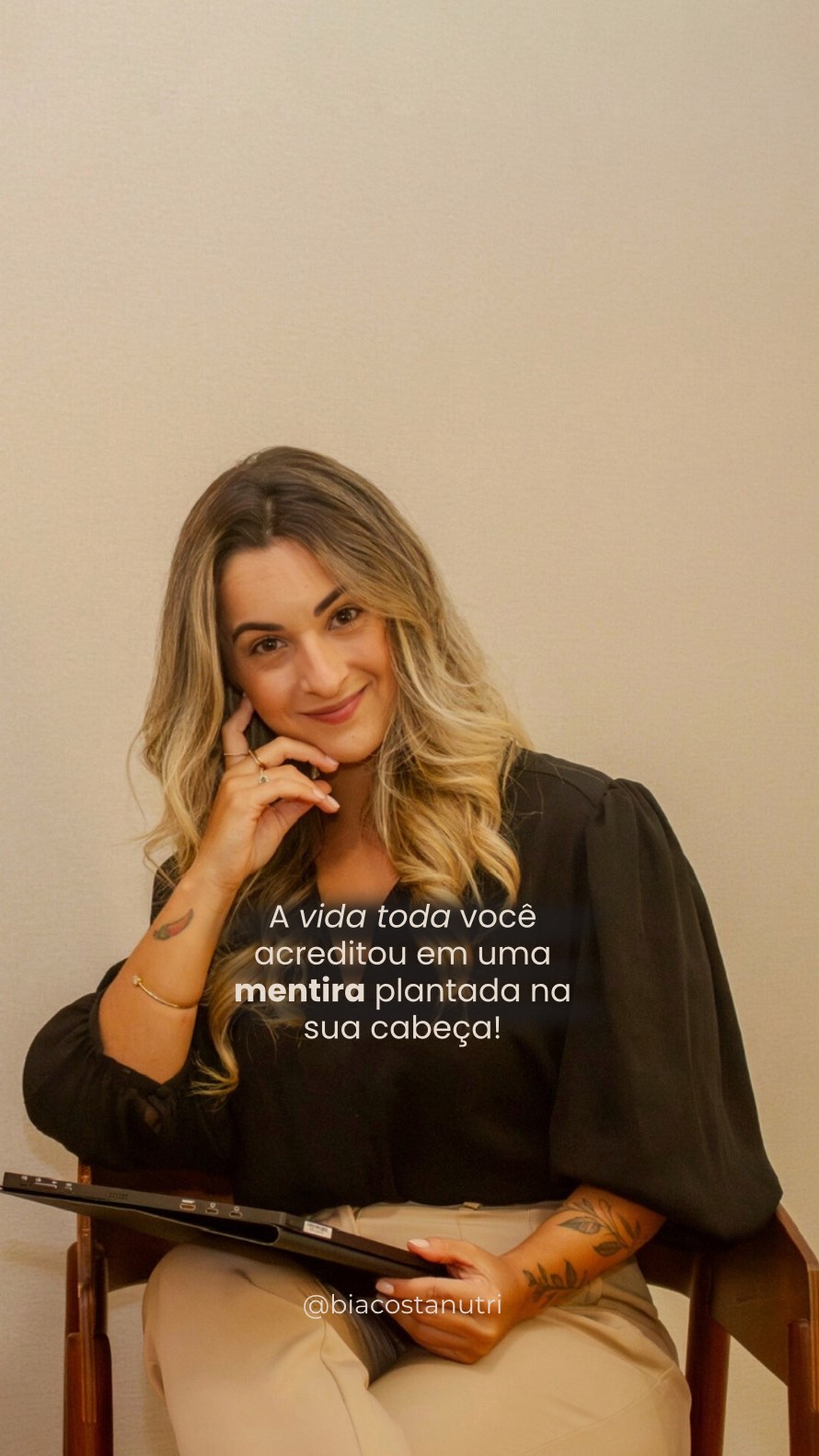 Não conseguir parar de comer seja pela voz programada na cabeça ou seja pelo sentimento de falta de controle reflete um comportamento que a longo prazo vai te prejudicar e muito!
Se você sente que precisa de ajuda com isso, comenta a frase “prato com comida”, que eu vou te ajudar!