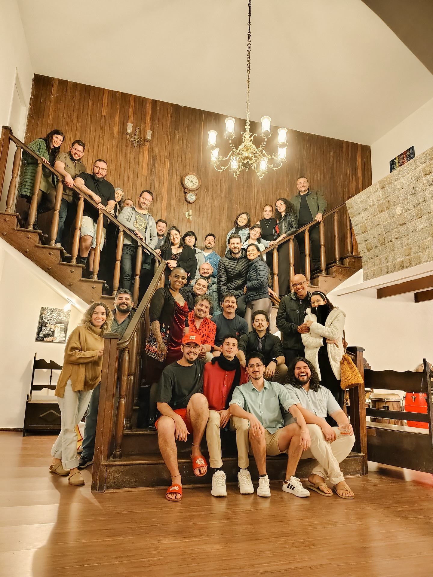 O último evento foi daqueles dias que nos reforça um importante motivo dessa casa existir: gerar conexões.
Deslize pro lado e vem com a gente reviver esse encontro. ➡️
Começamos a tarde com um workshop de ritmos afro-brasileiros com a banda @diasporadaterra. Um momento de aprendizado, com gente se movimentando e se conectando com as raízes brasileiras. E então, no começo da noite, entre instrumentos de sopro e de percussão, o show da Diáspora da Terra fez a sala vibrar.
No sexto clique, os sabores ganham espaço. O Lucas (@lb_premiumdrinks) preparou coquetéis lindos e deliciosos, inclusive o drink oficial da casa com café e a @cachacamineiriana.
@brj.johnbrn e a @danidealbuquerque também prepararam um churrasco no jardim da casa. Ainda matamos a saudade daquele salpicão que ficou famoso no nosso Natal, acompanhado do pudim que é sempre o primeiro a acabar.
Desliza até o fim pra acompanhar um dia que nasceu da colaboração de pessoas que já vivem esta casa e quiseram somar. 💛