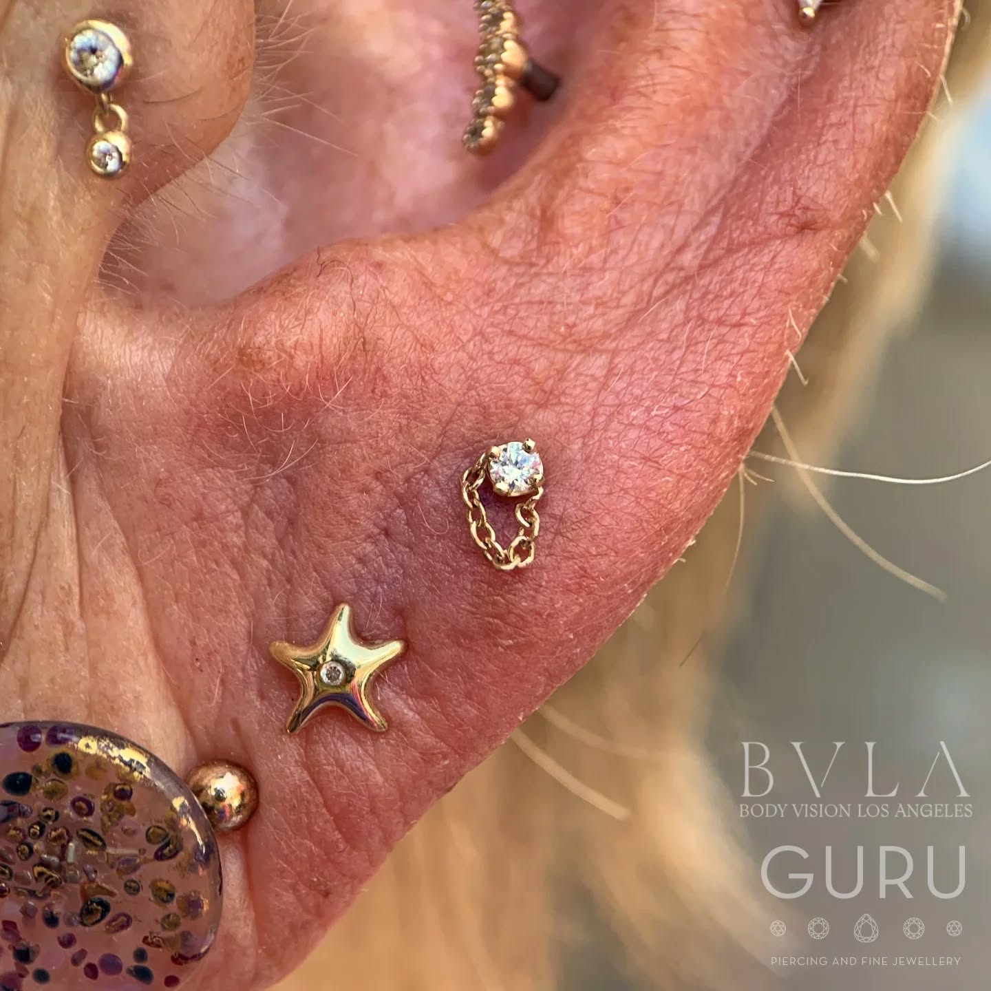✨ Ultimate ear goals!✨
Our lovely Client V has been coming to us for a while now and they absolutely fell in love with this piece!
We already have a gorgeous selection of @buddhajewelryofficial pieces but we just had to have @bvla 's solid 14kt yellow gold ‘Rianna’ with a sparkling white CZ + delicate cable chain for this cute little lobe piercing!
— simple, but absolutely stunning. 💛
Swipe to see some earspiration and then click the link in the bio to get booked in! 😍
•
•
•
•
•
•
•
•
•
•
•
•
•
•
•
•
#ukapp #safepiercinguk #newpiercing #earpiercing #piercing #brighton #brightonpiercer #beautiful #piercingjewelry #earcuration #curatedear #highquality #shopsmall #shopindependent #northlaines #thelanes
#smallbuissness #bvlalove #bvla #solidgold #helix #helixpiercing #cartiladge #14kt #yellowgold #instagood #brightonpiercing #buddhajewelry