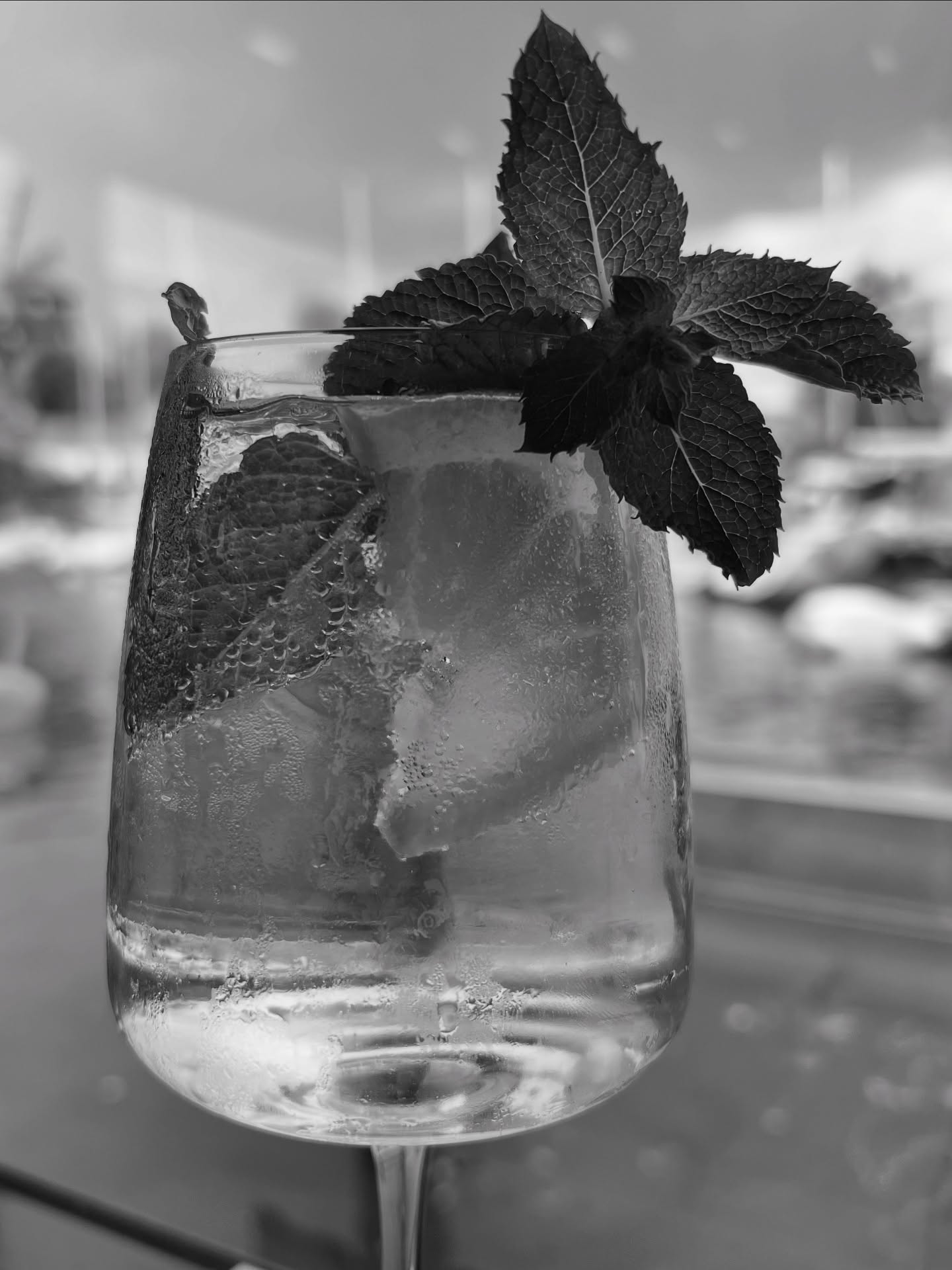 Don’t let the holiday blues get you down…join us after work today for a bite to eat or a drink or two!
*non-alcoholic options always available. #hugospritz #weeklyspecial #aw #afterwork #blackandwhitelounge #strängnäs #flotten #strängnäshamn