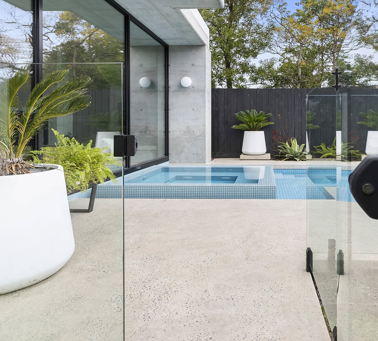 Small details make for a big impact πββοΈπ₯³π
#baysidepools
#bayside
#landscapedesign
#landscape
#poolbuilder
#raisedspa
#architecturalconcrete