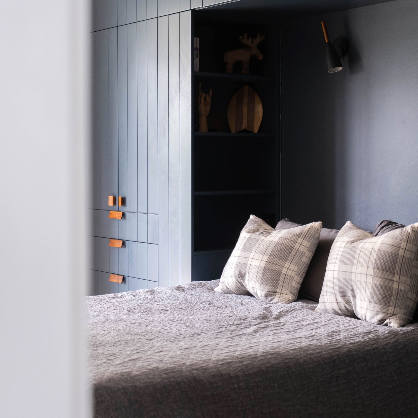 Dark and moody bedrooms are pure magic ā walls that embrace you, soft lighting that soothes, and layers of texture that make you never want to leave. Itās the ultimate cocoon, a place where the outside world melts away. Ready to create your own dark and dreamy sanctuary? Get in touch ā I would love to help you bring it to life. Beautiful photography by @joanasousaphoto #Sydneyinteriordesigner
#Northshoredesignsydney
#teenageboybedroom
#boysbedroommakeover
#Interiorinspo
#Homesanctuary
#Styledspacessydney
#Modernaustralianhome
#DreamHomeDesign