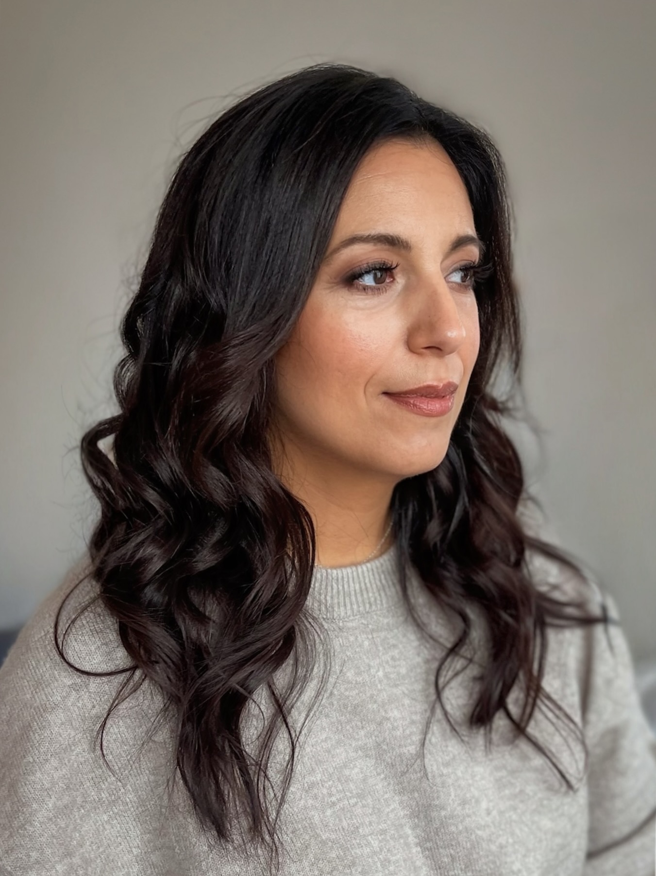 Makeup isn’t just about the final look, it’s about how you feel getting there. If you’re here for flawless artistry, a calm and fun getting-ready vibe, and a look that makes you double-take in the mirror… you’re in the right place! 🫶