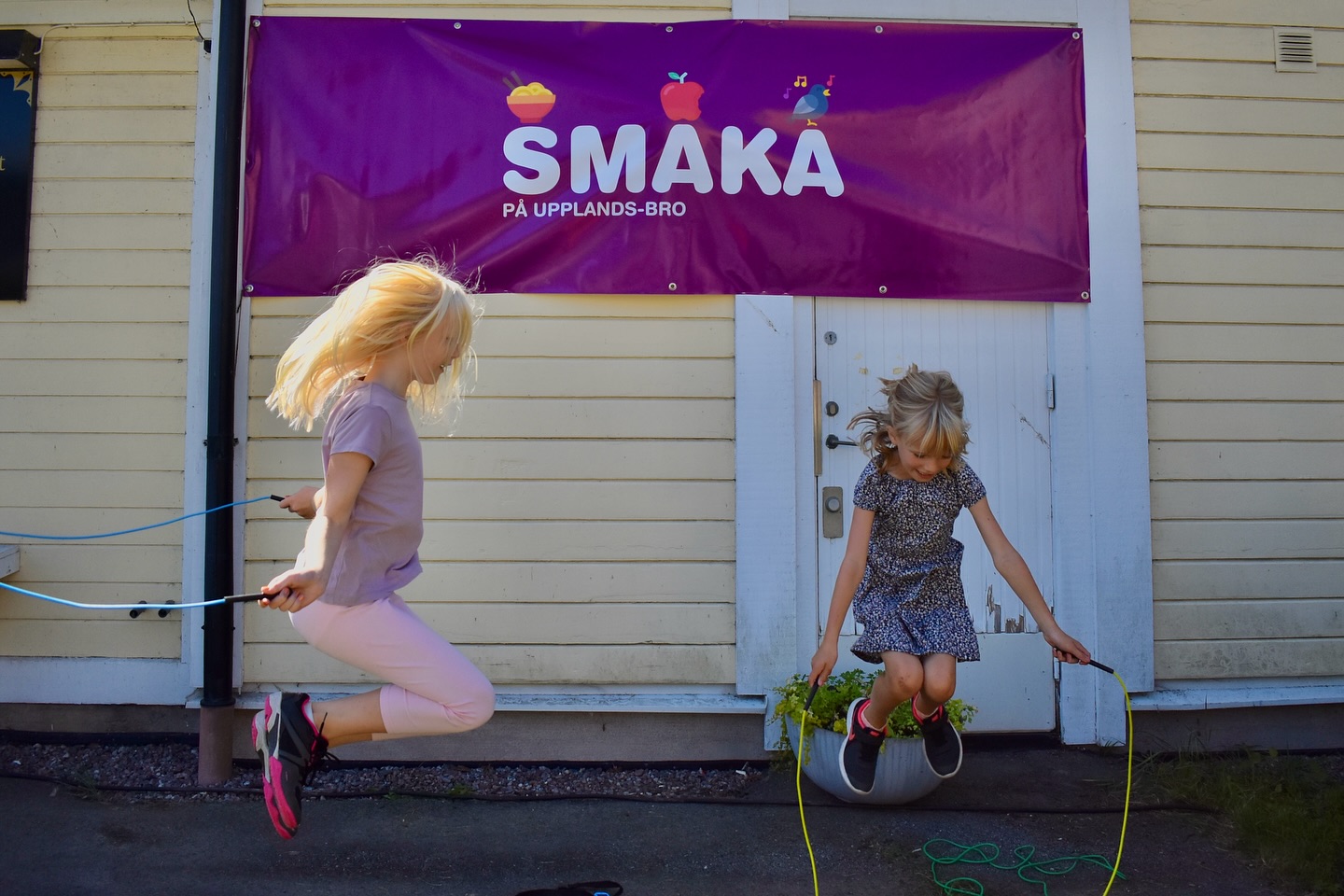 NU på lördag! SMAKA på Upplands-Bro 2025!🎉
Lördagen den 16 augusti fylls parken vid Stationshuset i Bro med musik, mat, aktiviteter och lokala utställare – och vi är så glada att få vara en del av det.
Kom och träffa oss, smaka, handla och njut av dagen tillsammans med familj, vänner och grannar.
🎶 Livemusik
🐴 Ponnyridning
🎨Ansiktsmålning
🛍Lokala produkter
📒Företagare & Upplands-Bro Kommun
🆓 Fri entré – vi ses där!
#smakapåupplandsbro #lokalproducerat #familjefestival #UpplandsBro #smaka #brocentrum