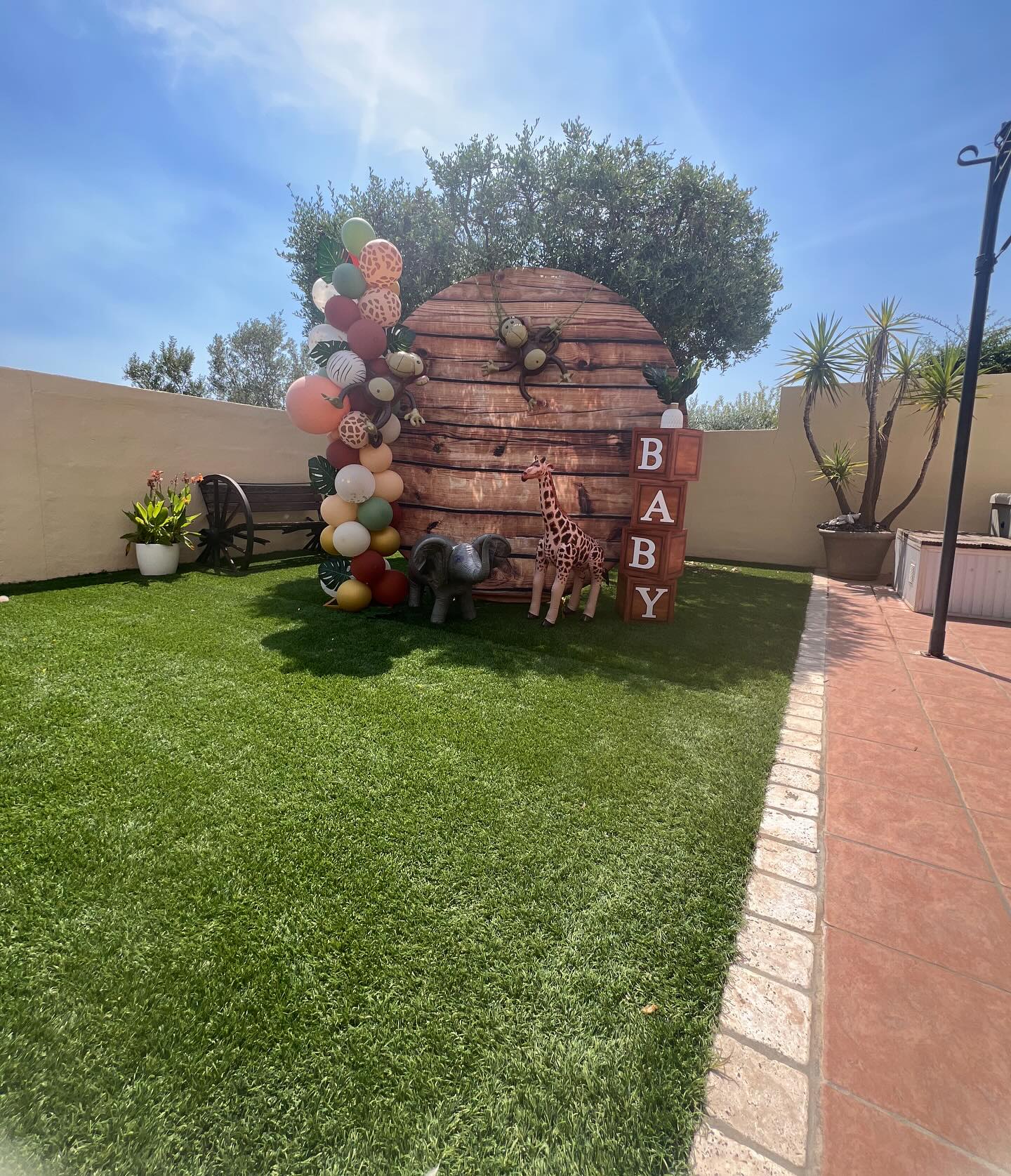 🍃🐒 Un vent de nature pour célébrer l’amour et la vie 🐒🍃
Pour cette Baby Shower, j’ai créé une ambiance jungle douce et festive, mêlant feuillages tropicaux, touches boisées et adorables animaux exotiques ✨
Un décor unique pour un moment inoubliable 💚
📸 Immortaliser les instants, c’est bien…
🌿 Les vivre dans un décor magique, c’est encore mieux.
#baby #shower #thème #jungle #animaux #decoratrice #decoration #events #nature #dijon #bourgogne #evenements #evenementiel