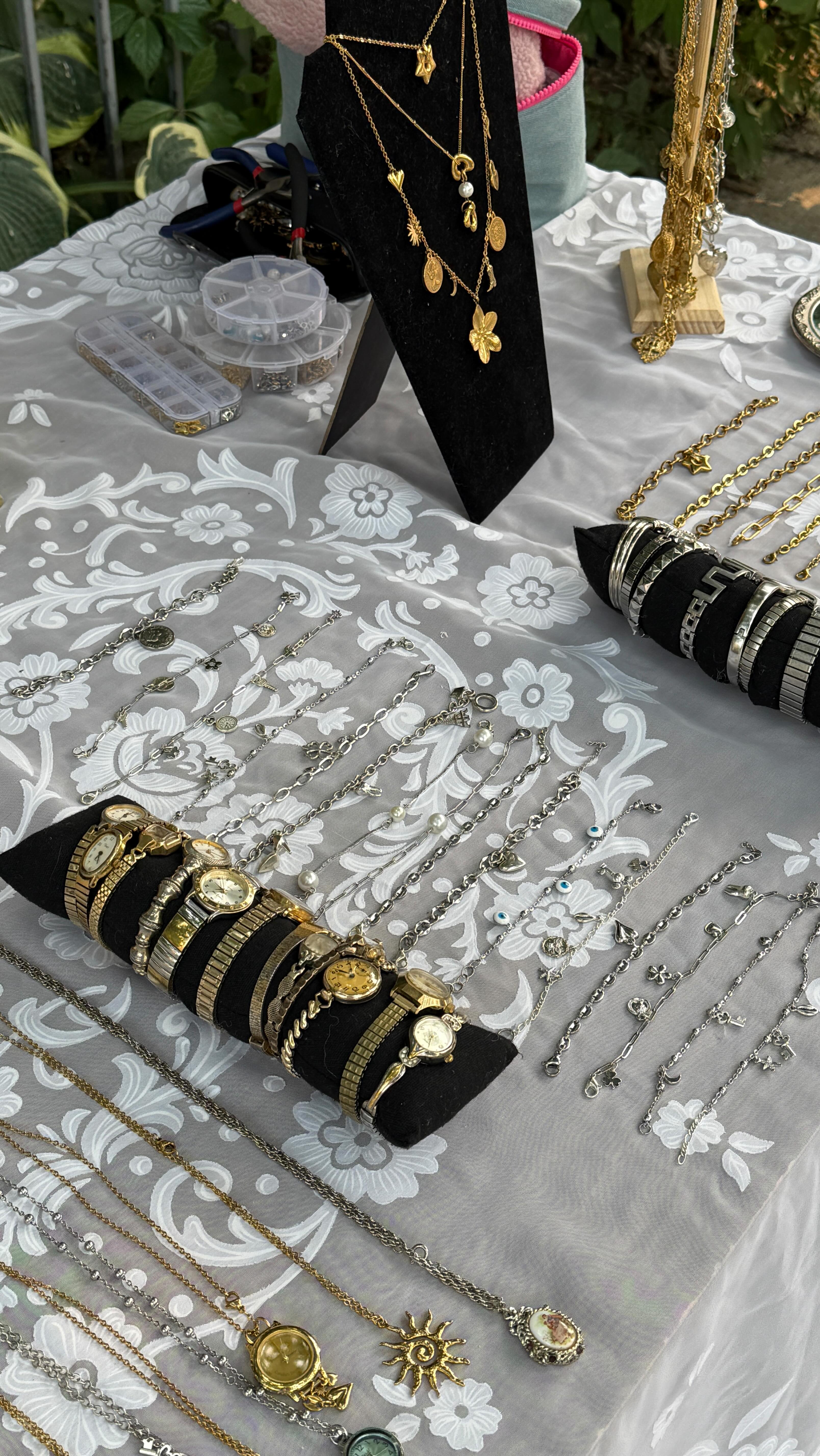 so many new clock pieces, charm necklaces, anklets, and hand chains 💓 come try on anything and everything 💌 custom pieces can also be made on hand.
should I bring some clothes to sell too ¿ or just jewellery