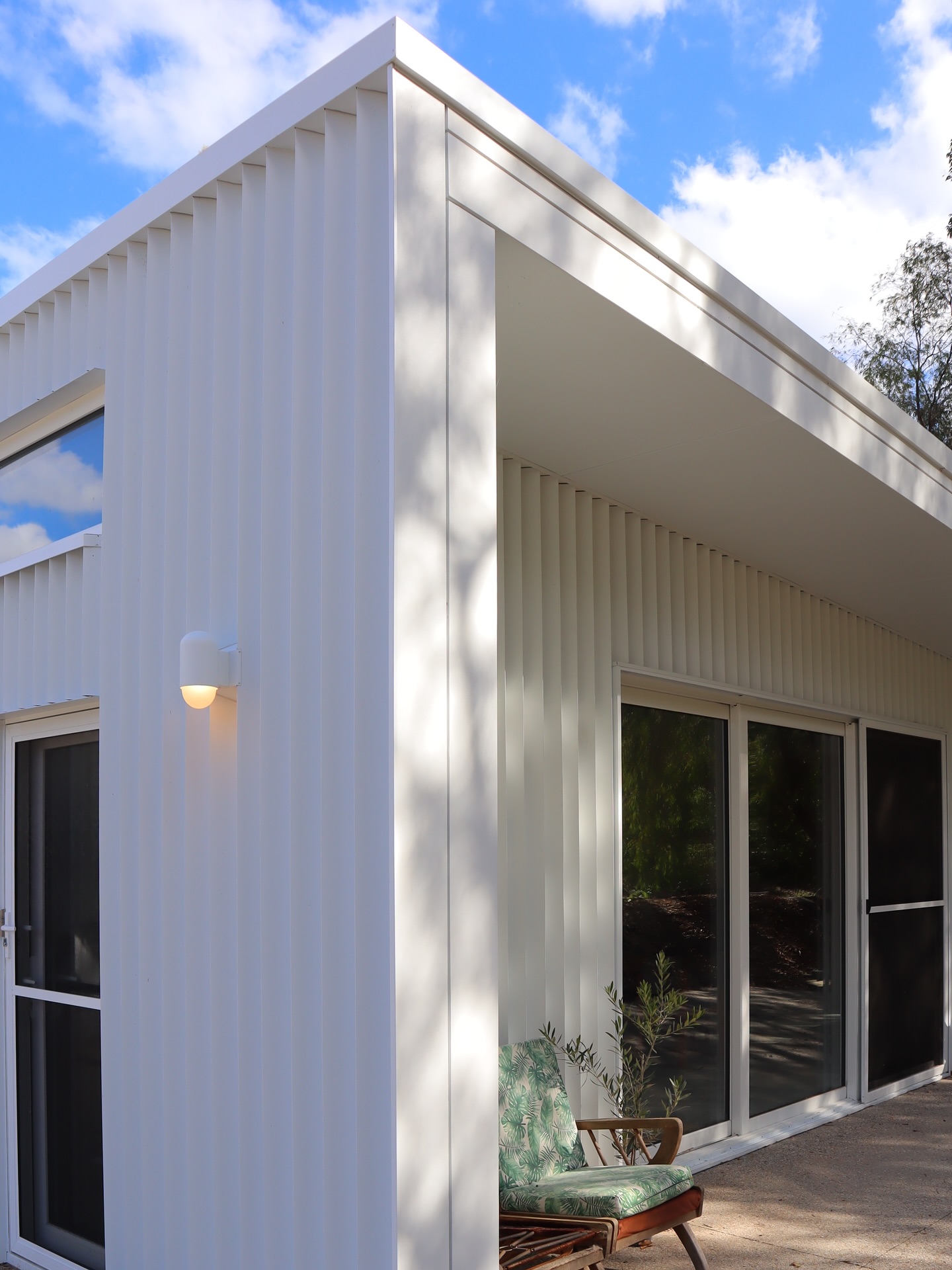 External finishes on our Heather road project we completed just in time for Xmas ‘24 using @stratco_architectural nineline pleat cladding in @colorbondsteel Dover White. High performance passive solar build designed in collaboration by @90degreeresidential and Sunline Studio.