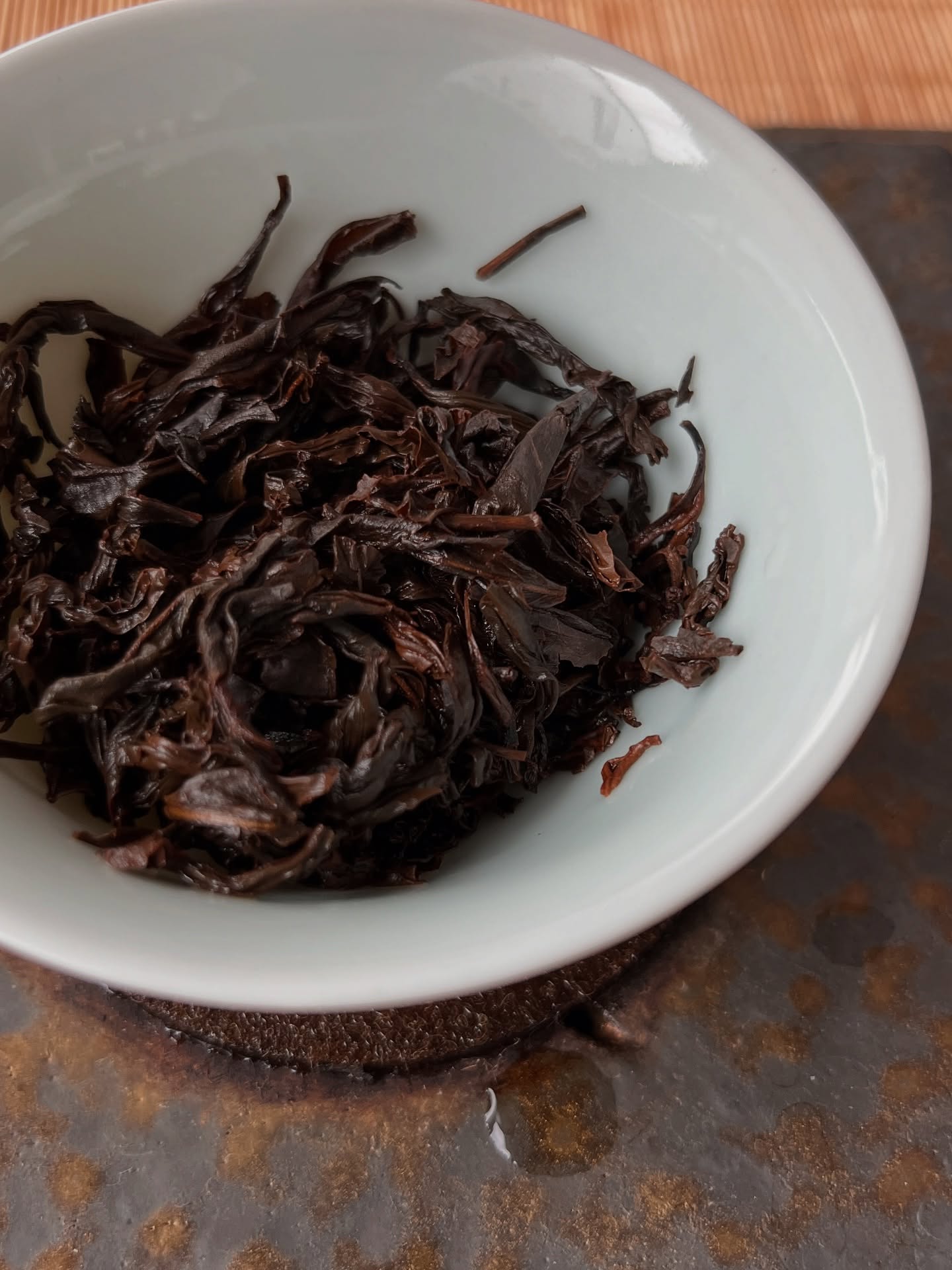 Lap Sang Sou Chong, the pine wood smoked red tea, comes from Masu, Tongmuguan—the birthplace of red tea. Some compare its smoky flavor to smoked whiskey aged in barrels; others say it’s like tobacco or bacon. People tend to love or hate it; there’s little in between. If you don’t like it, maybe you haven’t found the right one.
This tea is smooth. Its smoky taste isn’t overpowering; I can still enjoy the lingering flavors of chocolate and cinnamon in my throat. It also feels very comfortable in my stomach. The smoky flavor persists until the very end. Tasting it several times reveals more delightful nuances, showing the maker’s passion and dedication.
#lapsangsouchong #redtea #masu #gongfucha