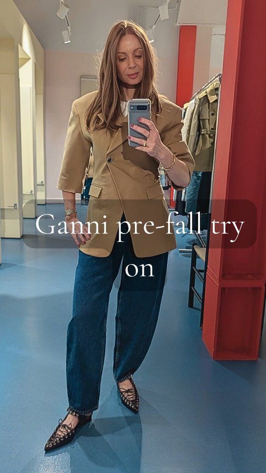 Some of my favourite Uber-wearable pre-fall pieces from @ganni
I found lots of classic core wardrobe staples with just enough hint of personality to feel fresh.
1. Barrel jeans
2. White monogram tee
3. Tan Mary Jane shoes
4. Leopard monogram sweater
5. Barn coat with cord collar
6. Tan blazer with short sleeves
7. Leopard midi dress
All current season Ganni
Thank you to the lovely flagship manager @orchidgh for inviting me.
#fallstyle #ganni #styleover40 #personalstylistlondon
#dreamwardrobe