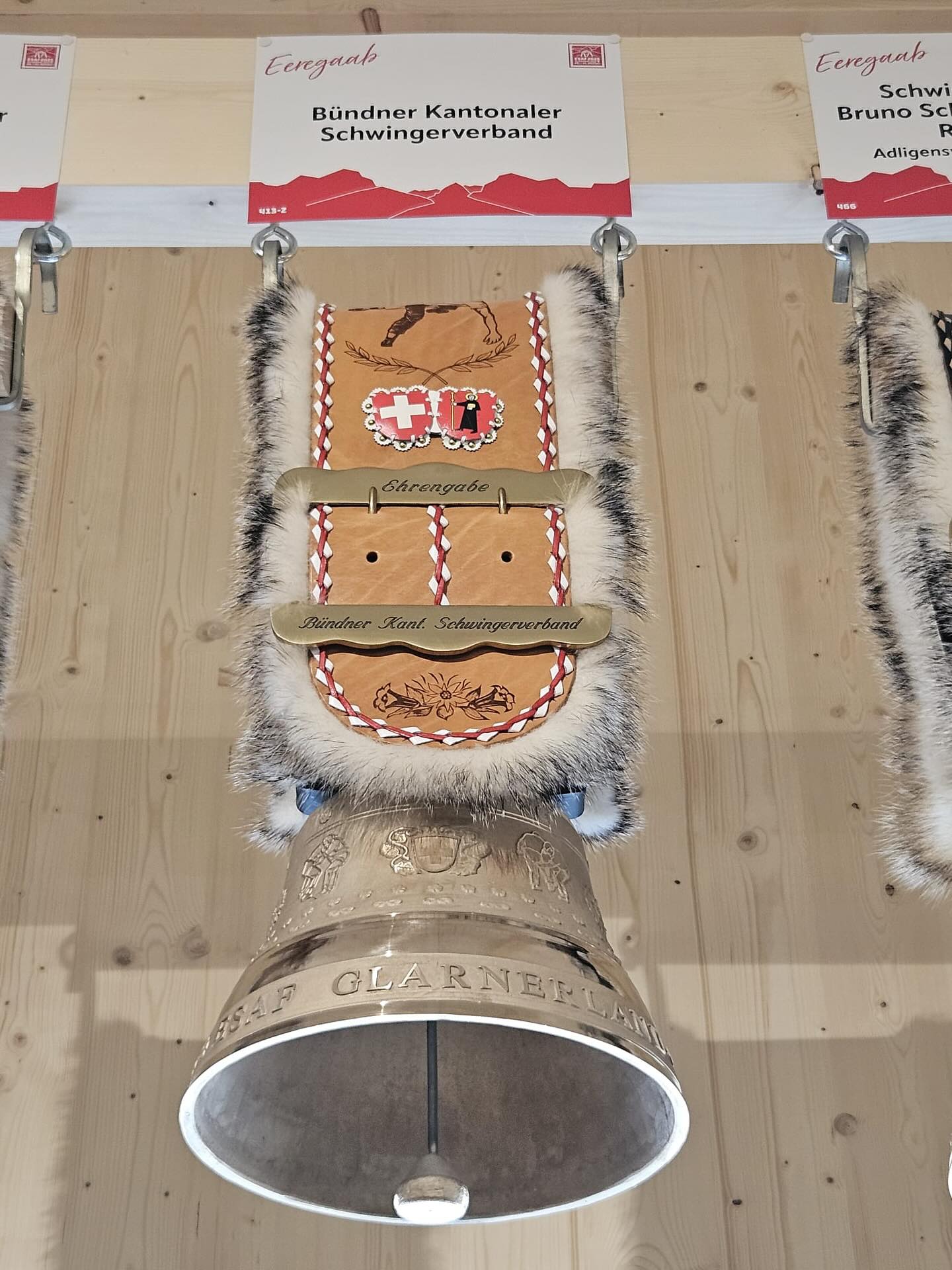 Zwei Wochen vor dem grossen Zusammengreifen ist heute der eindrückliche Gabentempel des @esaf2025 in Mollis eröffnet worden. Welcher Schwinger wohl am Ende des Fests dann diese tolle Glocke nach Hause tragen darf? 😎
📸: Bruno Sprecher
#Schwingen #Tradition #Graubünden #ESAF #Mollis #Glarus