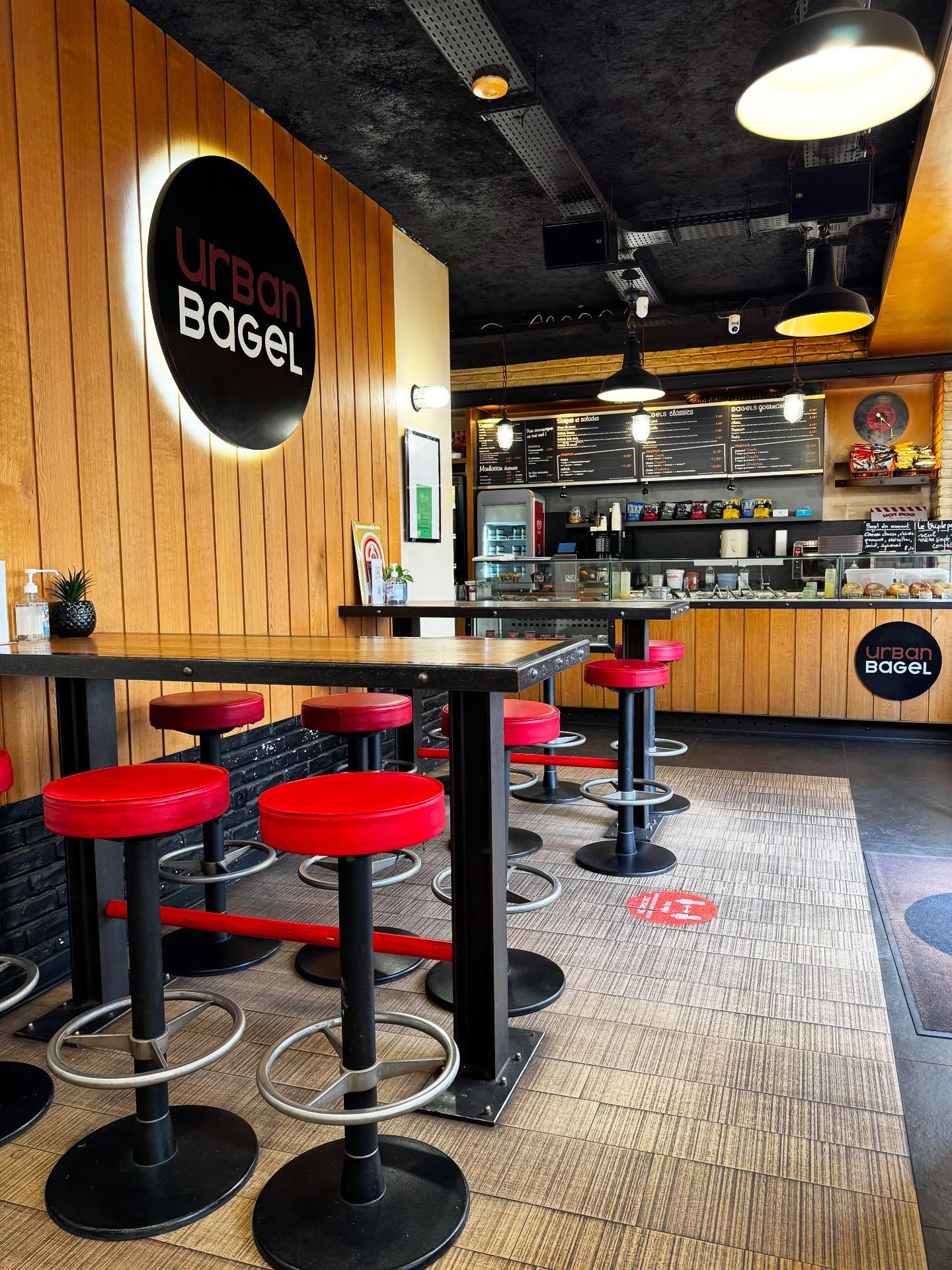 Installez-vous confortablement et profitez de notre salle intérieure lumineuse et conviviale pour savourer votre bagel. 🥯✨ #bagel #restaurant
