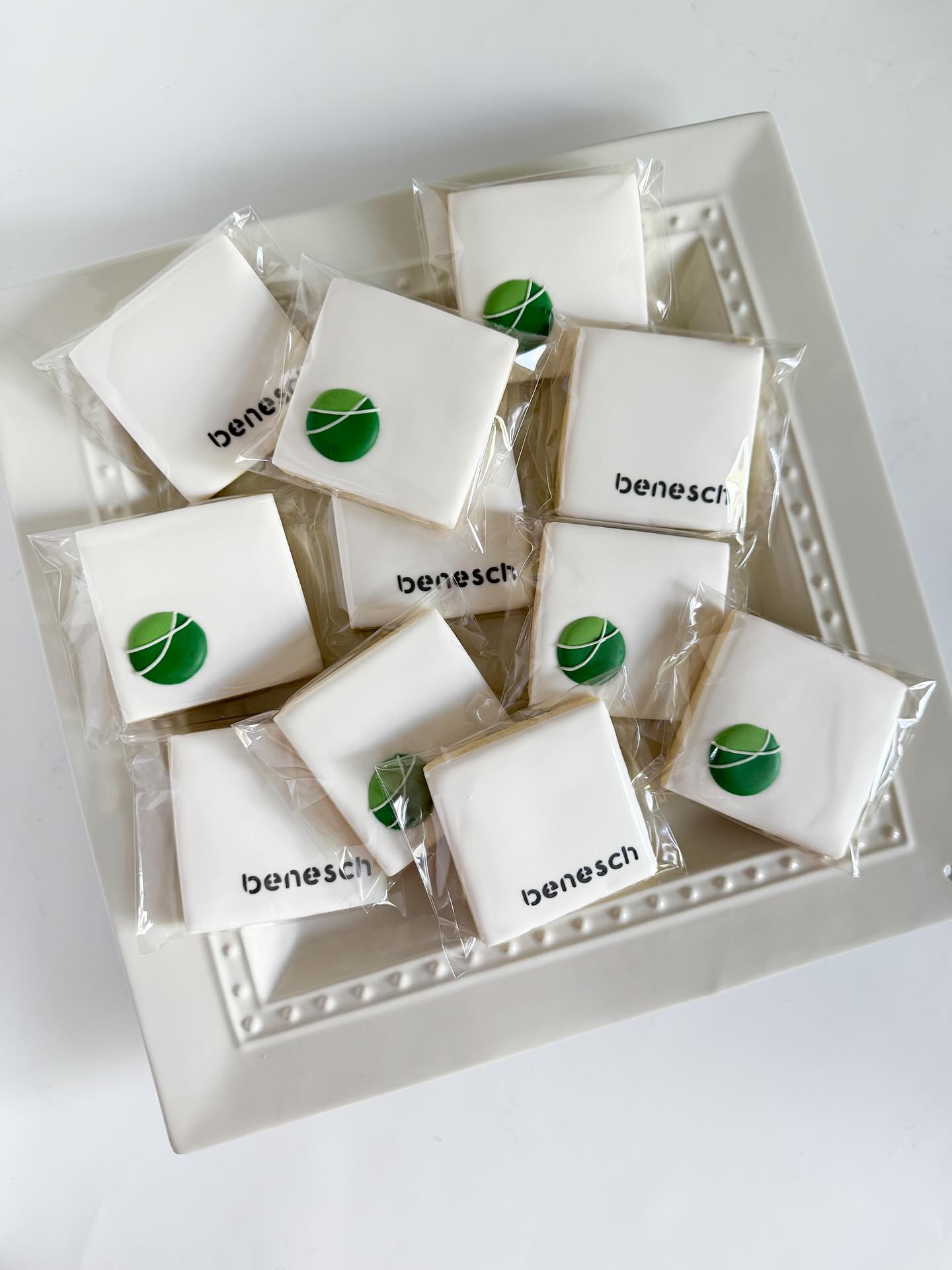 I loved creating these logo cookies for a company open house ...a clean, simple aesthetic with a pop of color! (And extra micro-planing for nice sharp edges.)
…
…
…
#decoratedsugarcookies #decoratedsugarcookiesofinstagram #lincolnccokies #nebraskacookiers #logocookies #openhousecookies #geschenkeausderküche #backenmitliebe #somecookiesbecause_byduveen