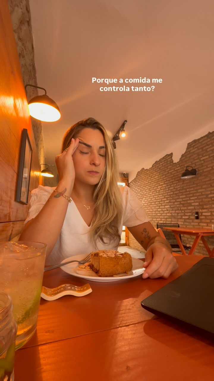Quem se reconheceu em alguma dessas falas?
Ou em todas?
Sinto te dizer, que alguns pensamentos disfuncionais estão rondando pela sua cabeça, e talvez eles sejam a raiz do seu descontrole alimentar.
Não posso dar diagnóstico por aqui, mas esse tipo de comportamento é relevante para analisar um transtorno alimentar.
Se você sentiu no coração que precisa de ajuda para que a comida não te controle mais, comenta a palavra “comida” que eu vou te ajudar ❤️