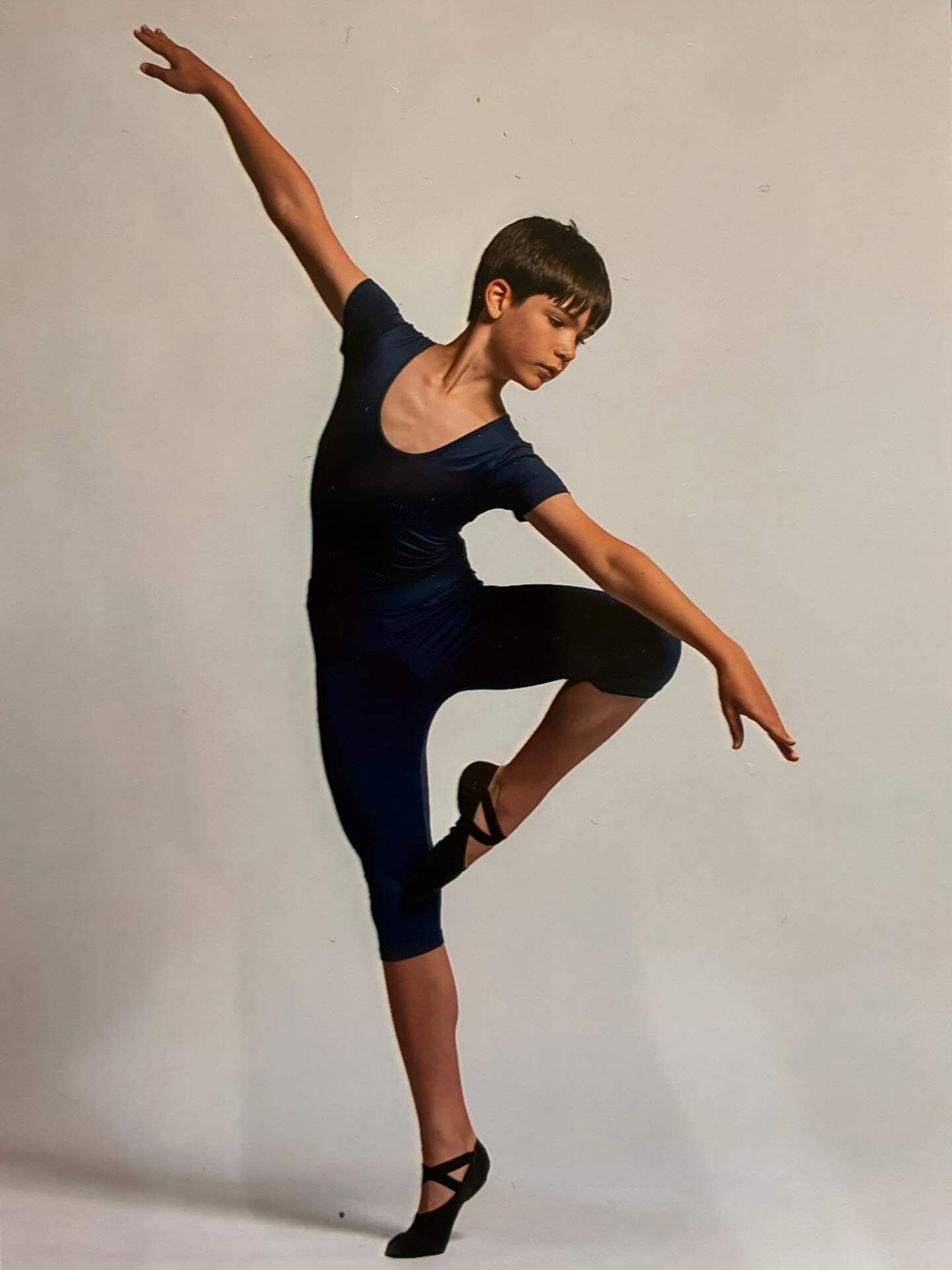 Love this gorgeous photo of Noah taken this week by @tinafrancesphotography at the @symdance summer intensive. Noah also won the Inters Award 🙌 #boysdoballet #boysballet #pembury