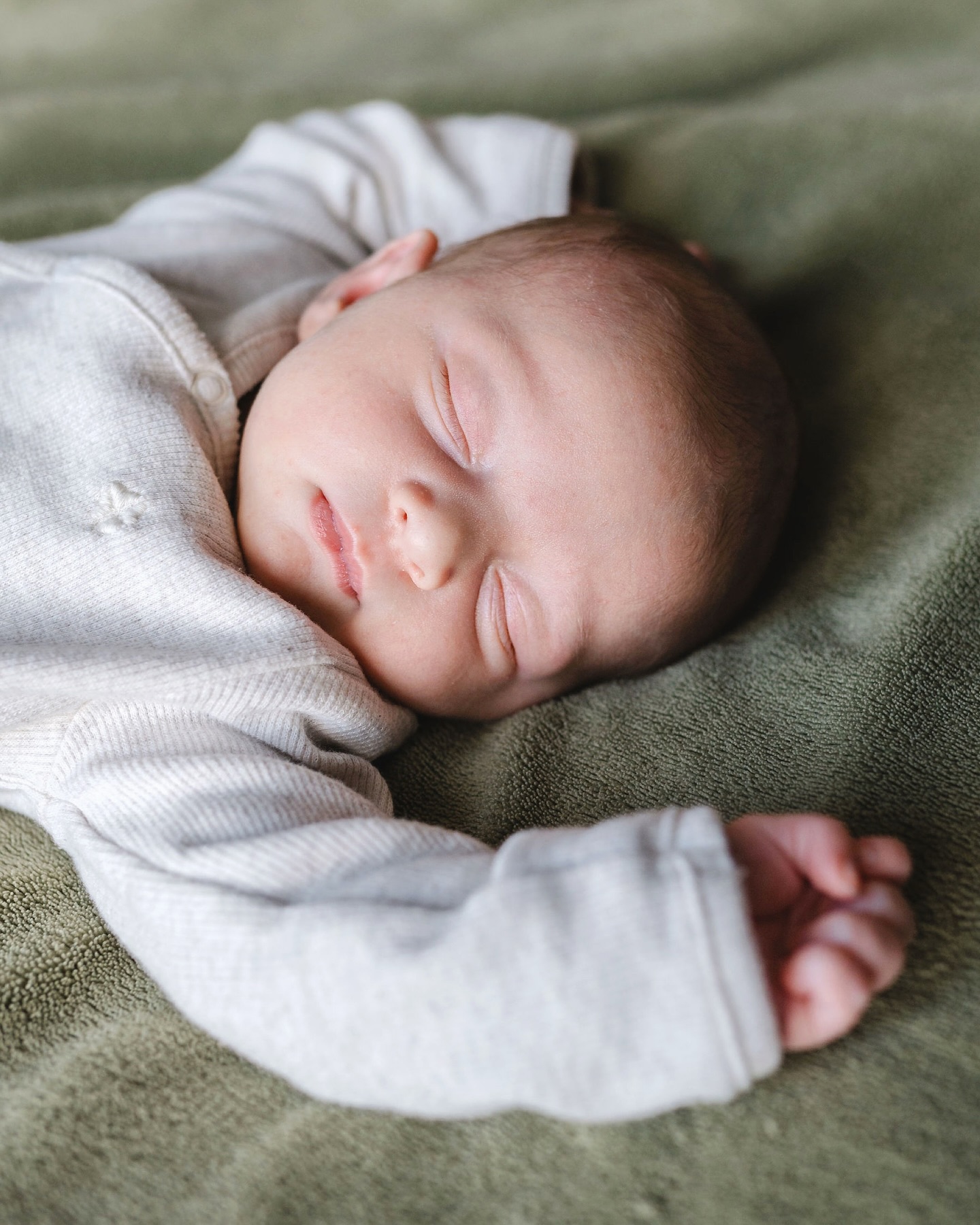 Een #newbornshoot bij jullie thuis, soms zó relaxed dat de kleine heerlijk in slaap valt :)
•
#beingamom #motherhood #pregnancy
#zwangerschap #pregnancyshoot #zwangerschapsshoot #portrait #portraitphotography #thehonestlens #simplymothers #maternityphotography #newborn #newbornphotography
#daniellebosschaartphotography