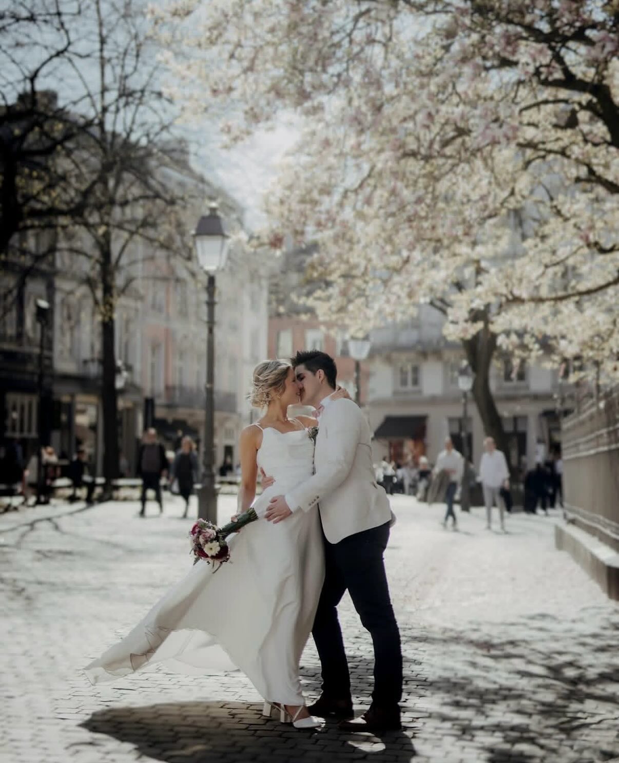 Die standesamtliche Trauung ist oft der erste offizielle Schritt in ein gemeinsames Leben – still, intim und voller echter Gefühle.
#standeamtlichetrauung #standesamt #weißersaalaachen #urbanwedding #heirateninaachen #scheunentraumaachen #bridetobe2026 #hochzeit2026 #heiraten2026 #heirateninaachen #hochzeitsfotografinaachen #hochzeitsfotografinköln #hochzeitsfotografinbonn #hochzeitsfotografinkoblenz #hochzeitsfotografinfrankfurt #hochzeitsfotografinnrw #hochzeitsfotografinrlp