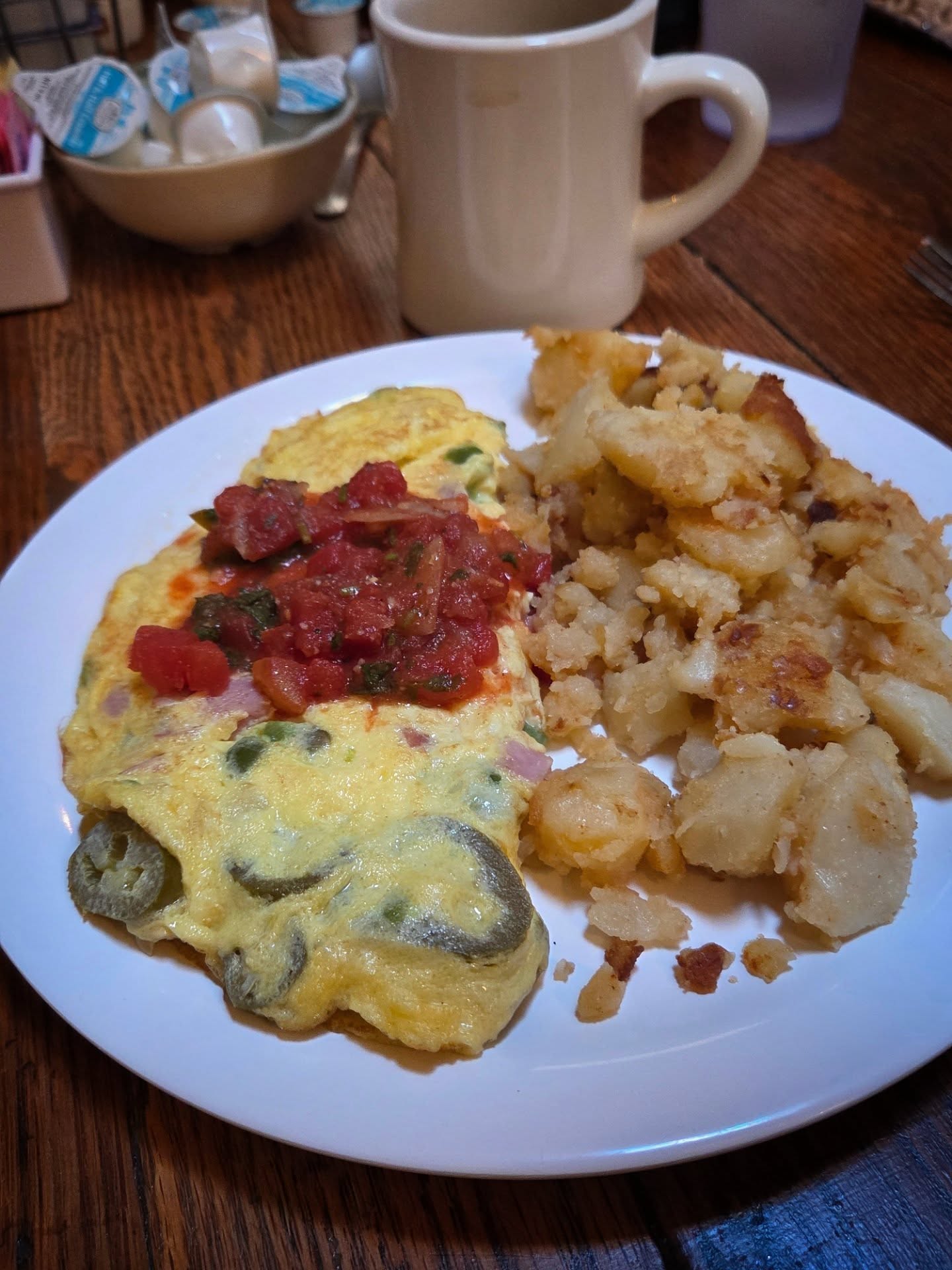 Western Omelet with salsa & jalapanos from @kostasfireside.hendo
Kosta Fireaide really knows how to do breakfast. Get there early, there is usually a wait.
#hendo #wnc #breakfast #omlettes
#homefries #munchandmeander #munchandmeanderwnc