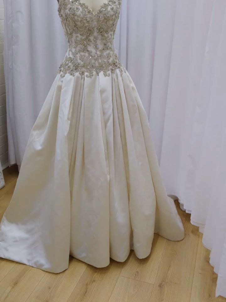 ✨ Drop waist dreams ✨
By popular request, here’s one of the newest gowns in our collection—fresh off the rack and ready to try. The drop-waist silhouette is making a comeback, loved for the way it elongates the body and blends modern lines with timeless romance.
📸 Just captured in-studio so you can see every detail brides are asking for right now. Available to view + fit in store.
♻️ Sustainable | Reloved | Ready to be made yours.
#DropWaistGown #ModernRomanceBride #SustainableBridal #LoveMeTwice #MelbourneBride #WeddingDressShopping