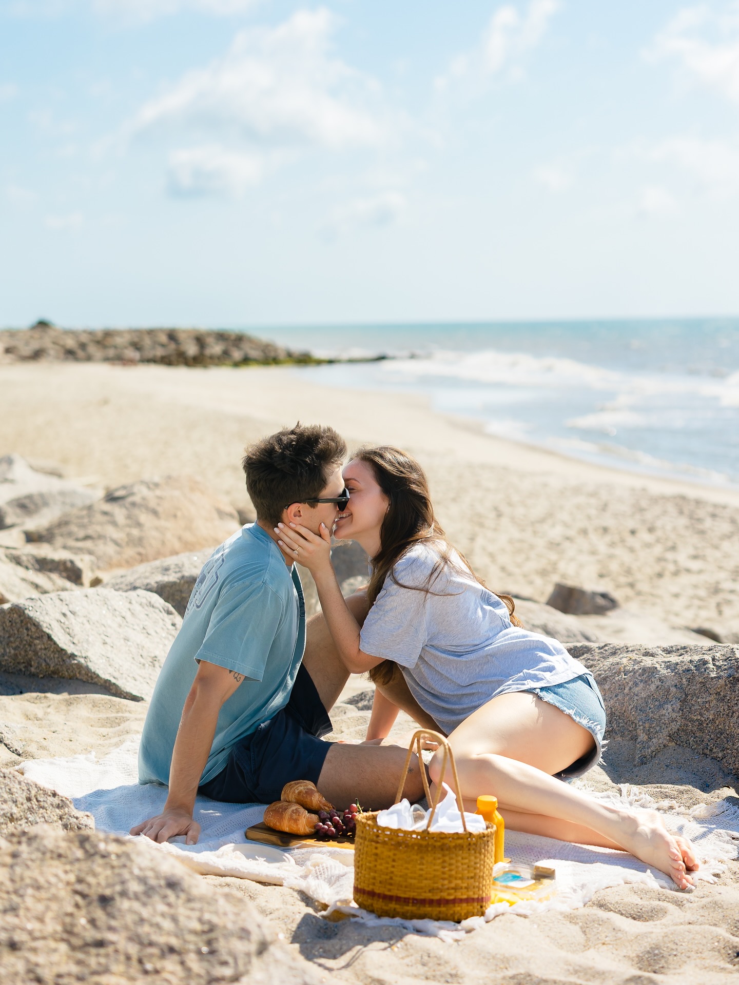 A perfect wedding morning 🌞
Steph and Luke decided to start their wedding day with a picnic on the beach. I *literally* squealed with excitement when they invited me to tag along. It was such a simple but precious start to a beautiful day. Excited to share more from this one soon ❤️
