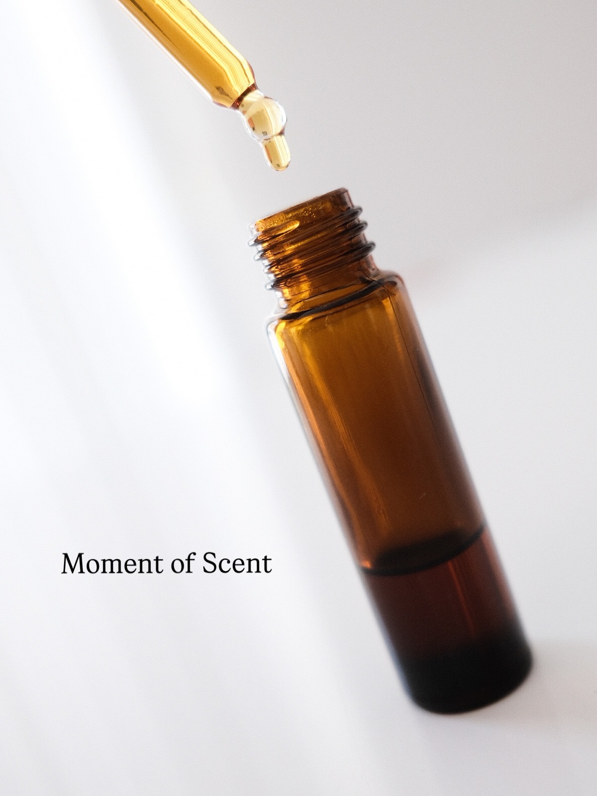 Walking towards my therapeutic shadow of scent.
#xentomento #momentofscent #scent #candles #mentalhealth
