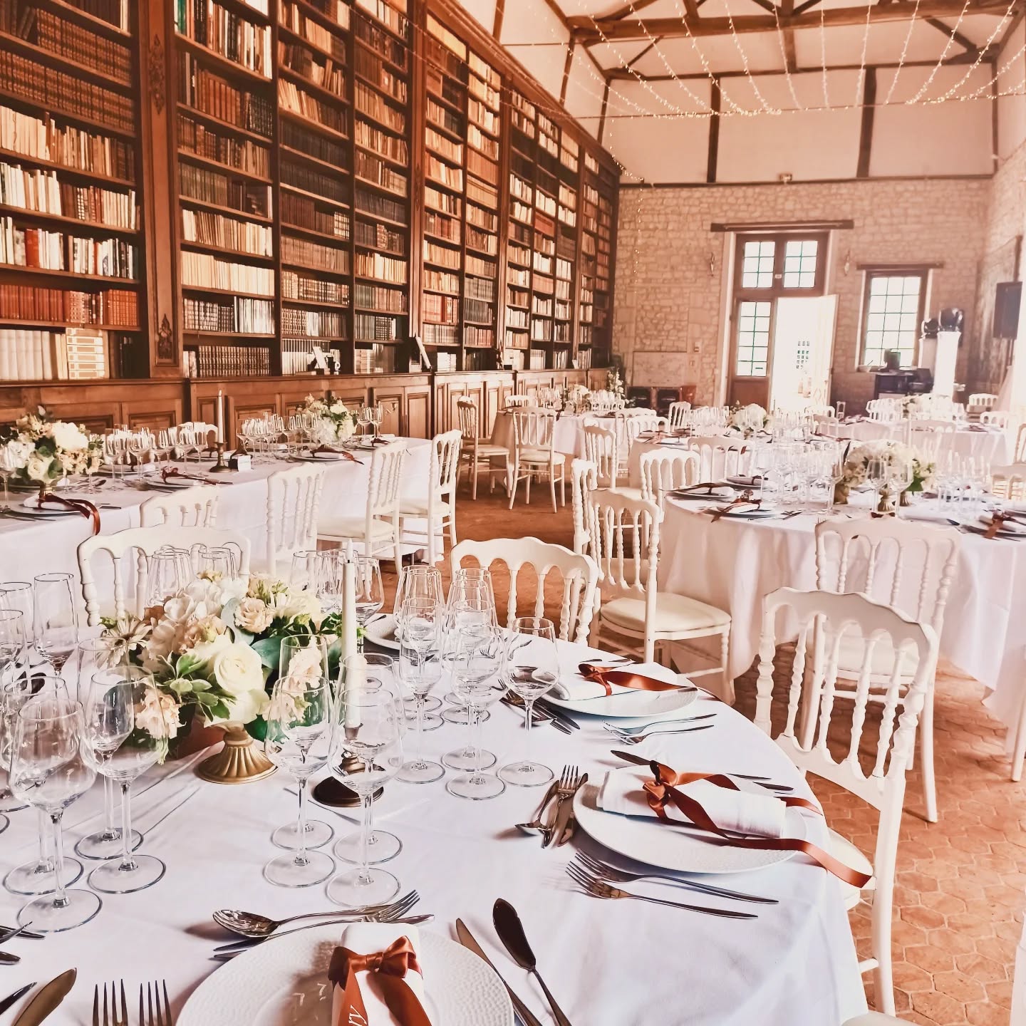 Magnifique mariage sur le thème des grands esprits des siècles passés #wedding #saintsenoch #bibliotheque #mariagedecoration #mariage #thelittlefactory86 #decoration #philosopher #scientific #chic #fleurs
