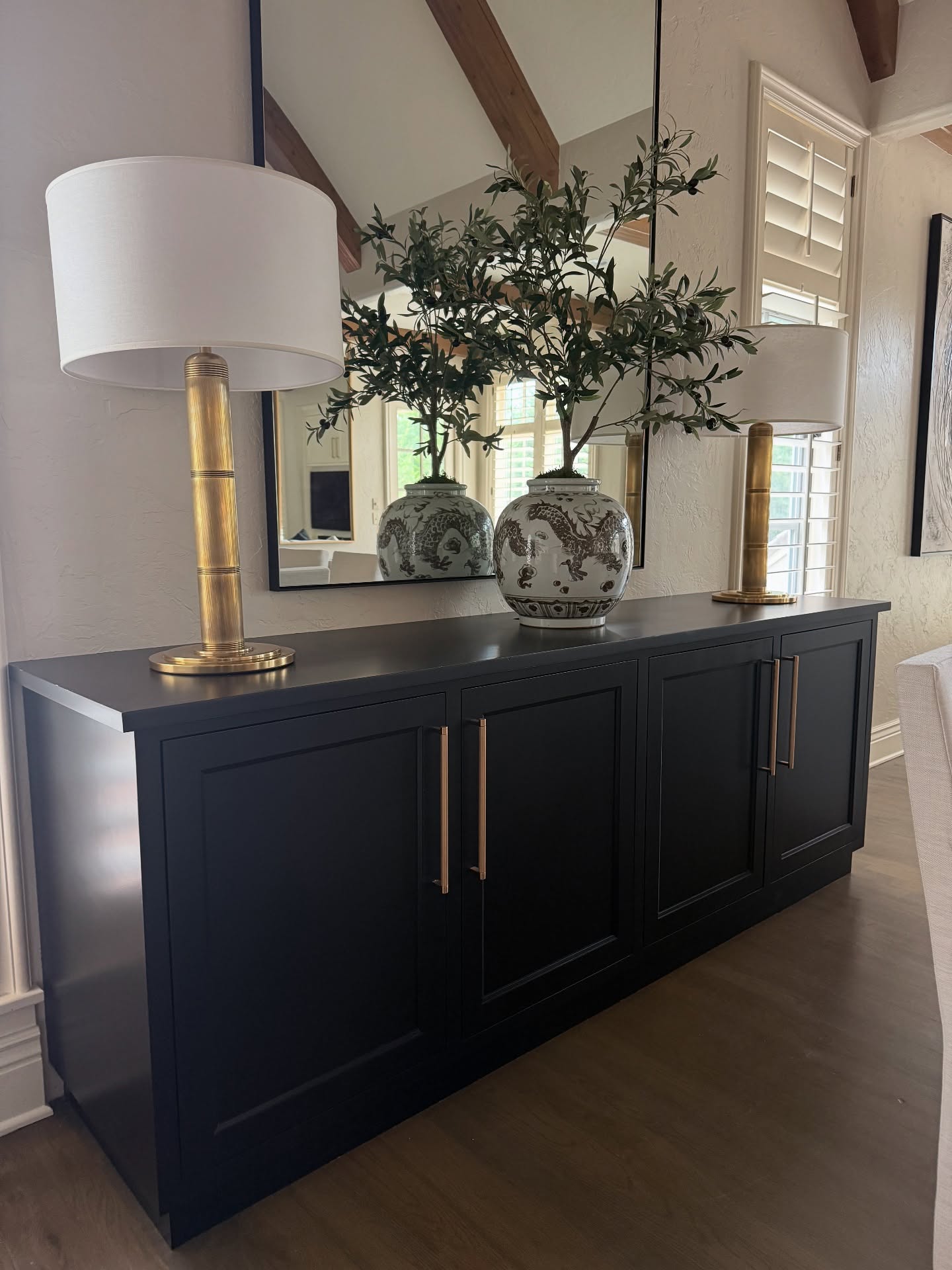 Sometimes simple is stunning 🖤 This custom buffet, painted in Sherwin-Williams Tricorn Black, was exactly what our customer envisioned—and she couldn’t be happier with how it turned out. Clean, classic, and oh-so-pretty!