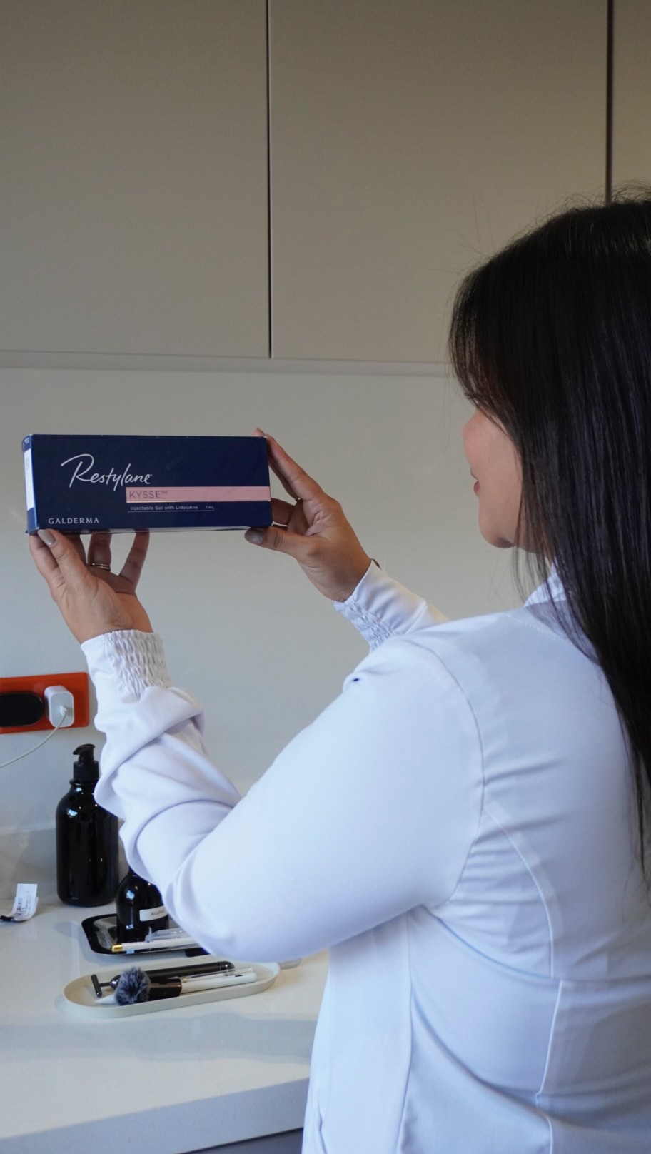 💧 La sequedad de la piel no siempre se soluciona con cremas.
En muchos casos, la falta de hidratación proviene de las capas profundas, donde los cosméticos no logran actuar. Solo por el mes de agosto lleva skinbooster +peeling de iluminación en una sola sesión