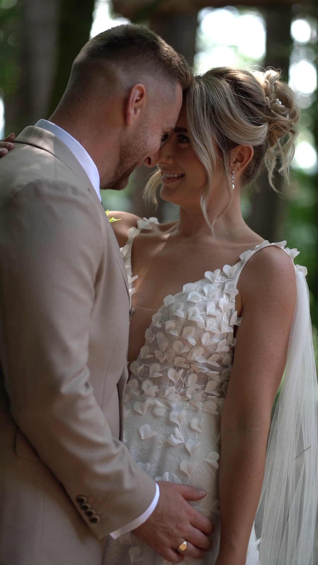 One wedding to rule them all! 💍✨ Jordanna & Lloyd’s day at Hobbit Hill was full of amazing energy, heartfelt (and hilarious) speeches, and the kind of fun vibes that makes everyone dance outside in the sun with a cocktail in hand 🍹
Just a great day. Big Congratulations Mr and Mrs Grieve!
Photo @kapturedbylindsey
Music @luxbayduo
Dress @madewithlovebridal
Decor @bespokebowsanddecor
MUA @leannejacksonmakeup
Caterer @thestripedkitchen
Confetti @shropshirepetals
Hair @roseandcaramelhair