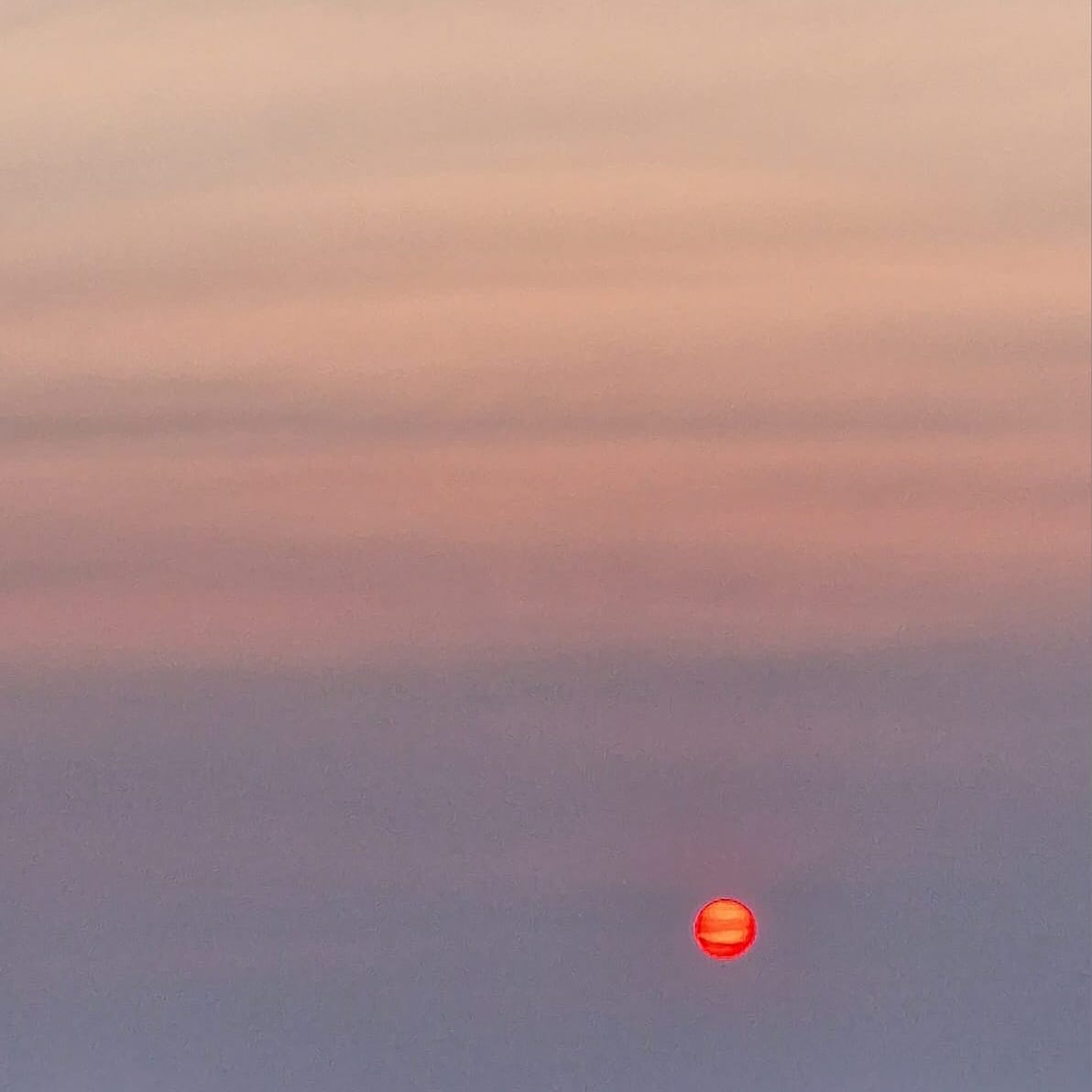• ❤️ •
Ce gros soleil rouge me fait penser à la chaleur de nos cœurs.
Ce coeur marqué de tous les souvenirs que l’on se crée à mesure que l’on se voit.
Ce coeur qui peut se reposer dans la solidité des liens à travers des années.
Chérissons nos proches.
Disons leur combien nous les aimons.
Tant qu’il en est encore temps.
Et avec cette même chaleur, puissent toutes les zones moins confortables s’apaiser, que toutes les tensions éventuelles puissent fondre pour déguster le pur bonheur d’aimer.
Tout simplement.
Même imparfaitement.
#naturappinessciels