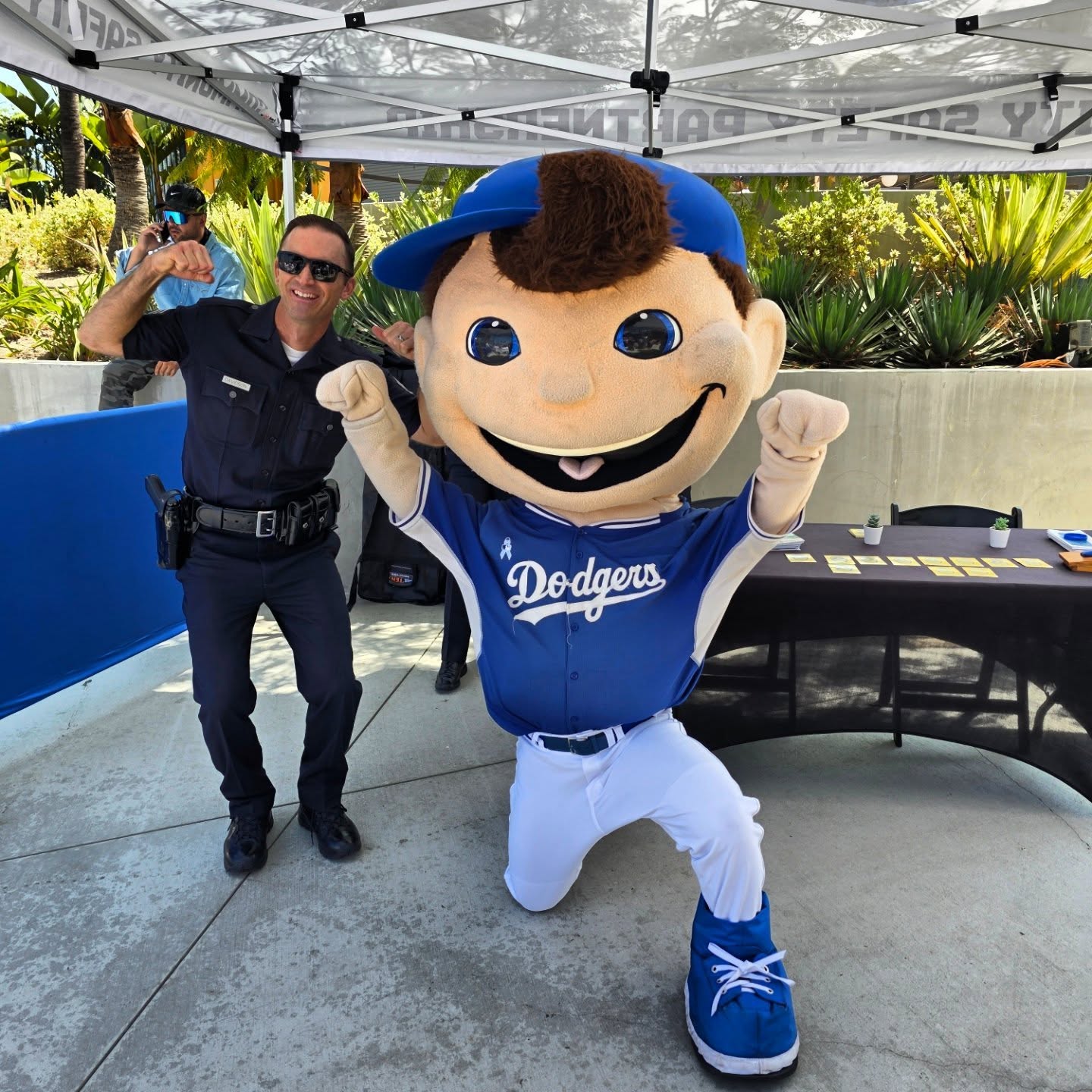 It was a beautiful day for some baseball at @dodgers Law Enforcement Appreciation day! ⚾️💙 CSP officers shared important information about the bureau's mission, recruited some future officers, and had lots of fun with community members and fans! The final score was 5-4 Dodgers over the Padres 🎉