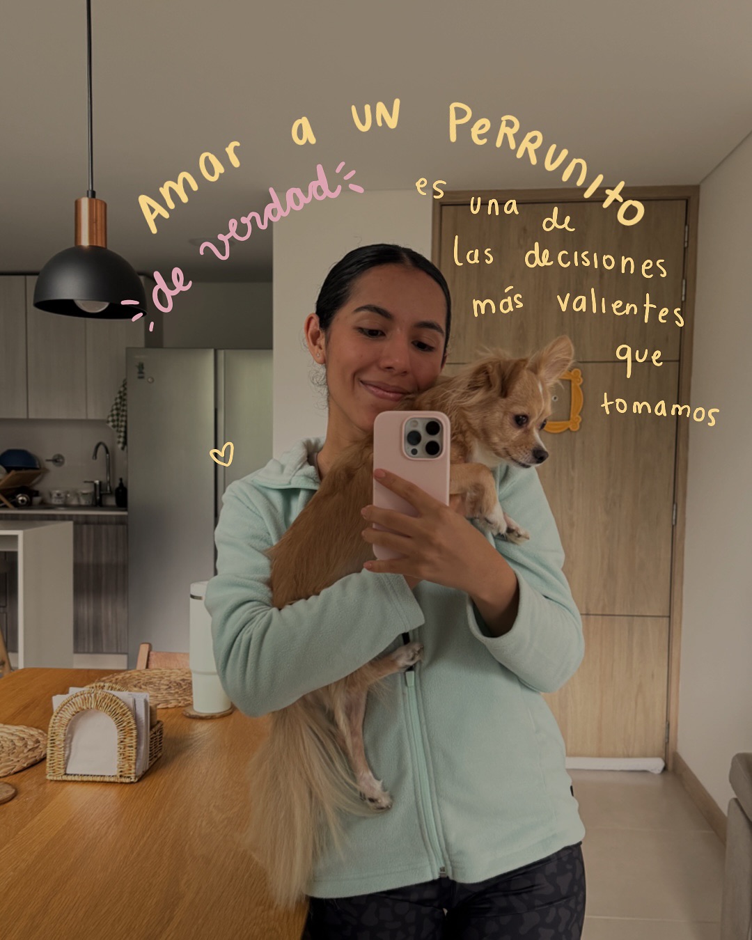 Hace unos días tuvimos un susto con Charlie… se comió dos tapones de oídos y tuvieron que extraérselos por endoscopía. ❤️🩹 Todo salió bien, pero fueron días de mucha preocupación. Después quedó con una gastritis terrible, así que hemos pasado noches duras con su dolor de pancita.
Ya está mucho mejor 😮💨, pero esta experiencia me removió muchas emociones. Me recordó los últimos años con Tomi, ☁️🌈 mi angelito perruno, cuando lidiamos con sus cálculos, cáncer, problemas articulares y tantas otras cosas… se me encoge el corazón solo de recordarlo.
Por eso, si estás pasando por un momento de salud difícil con tu perrunito, este es un abracito para ti. Sé lo duro que es, sé lo que duele.
Y también sé que tener la oportunidad de acompañarles, en lo fácil y en lo difícil, es el regalo más grande que les damos… y que recibimos. 🌼🌻🌞
Me alegra volver por aquí después de este sacudón. Con mucho amor, Dani.