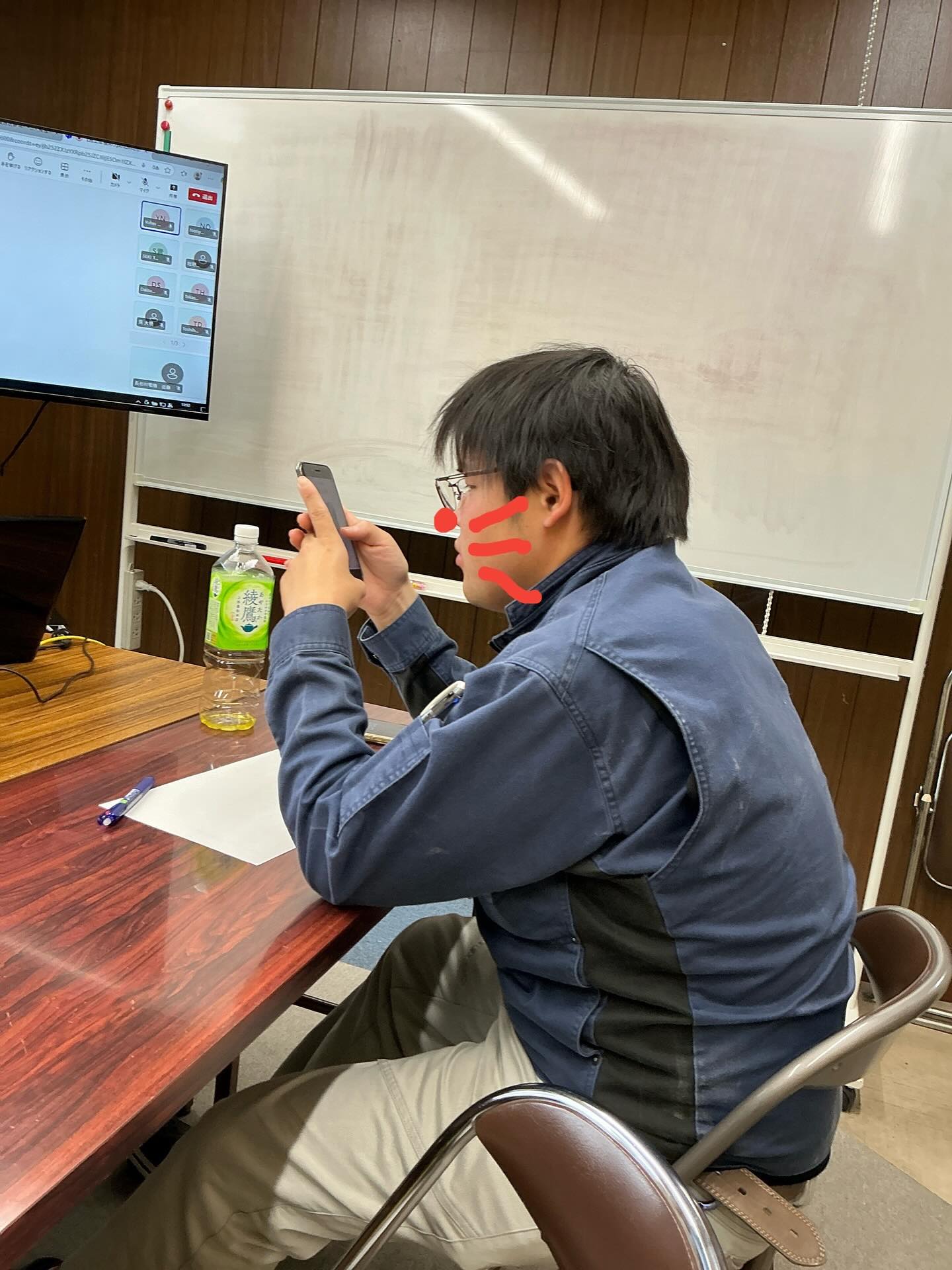 スマホでサボり中?いやいや、これは施工管理アプリの勉強会の一コマでしたー