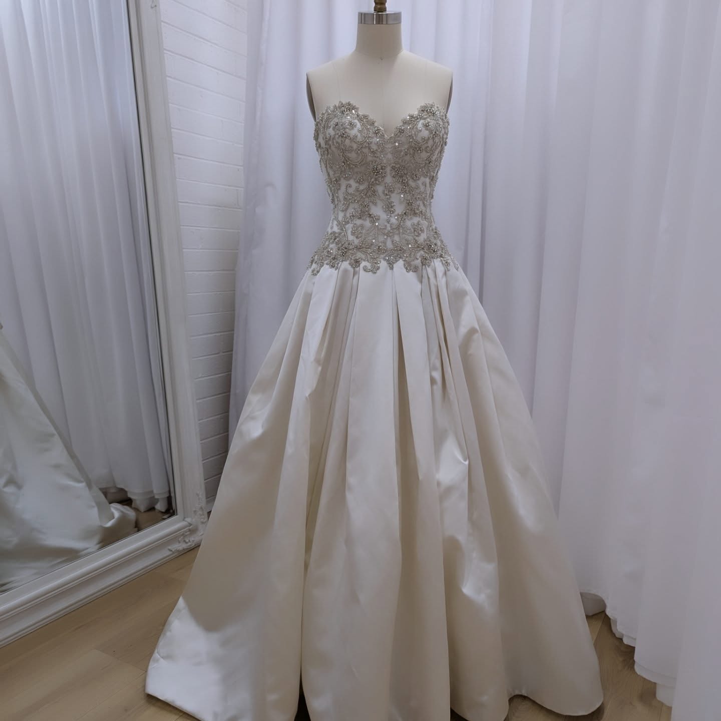 ✨ The drop-waist moment is having its bridal comeback ✨
This gown takes it to another level with its intricate beadwork and detachable straps – giving you two looks in one. Classic strapless or romantic halter? The choice is yours. 💫
Would you wear it with or without the straps?
#LoveMeTwiceBridal #SustainableBridal #PrelovedBride #DropWaistGown
DM for gown details