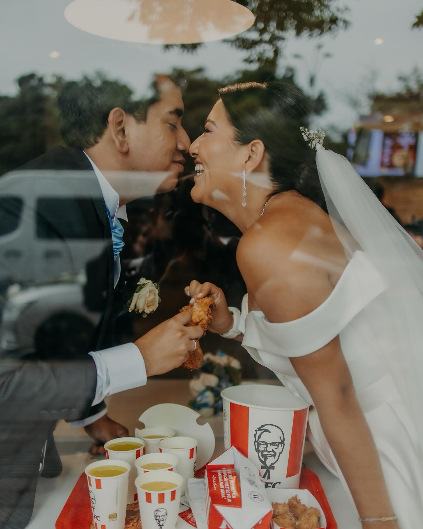 A claro que tomarte fotos en tu point favorito también recomiendo no saltársela 😍🍗
📸 @azfotografia top!!
🍗 @kfc.peru
#weddingplanner #teamfotos #aleyalonsi