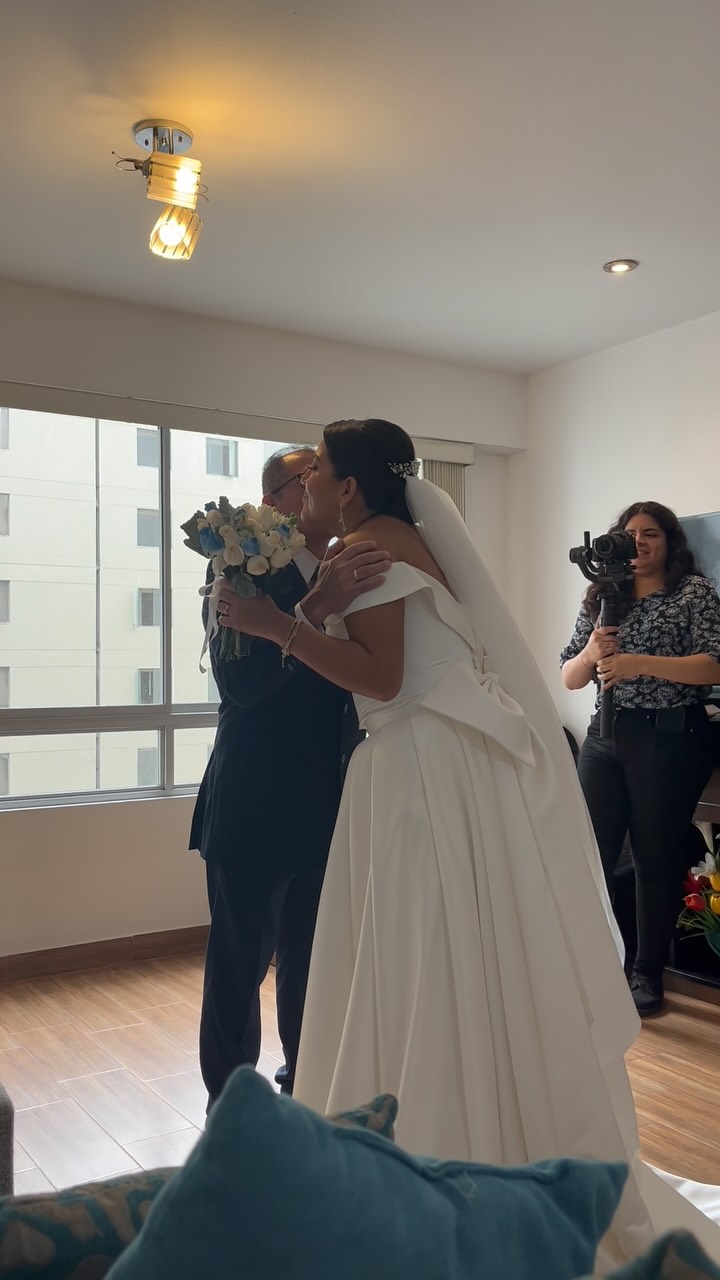 El momento *first look* con tu papi o mami recomiendo no saltártela 🥹🫶🏻
#aleyalonso #weddingplanner #momento