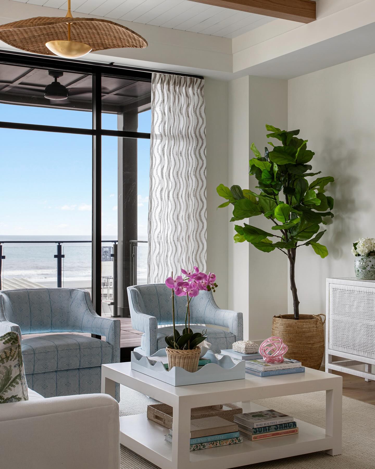 Layers of texture, pops of color, and an ocean view that steals the show šāØ
Charleston interior designers, Kiawah interior designers, Mount Pleasant interior designers, interior design, coastal design, coastal home, coastal decor