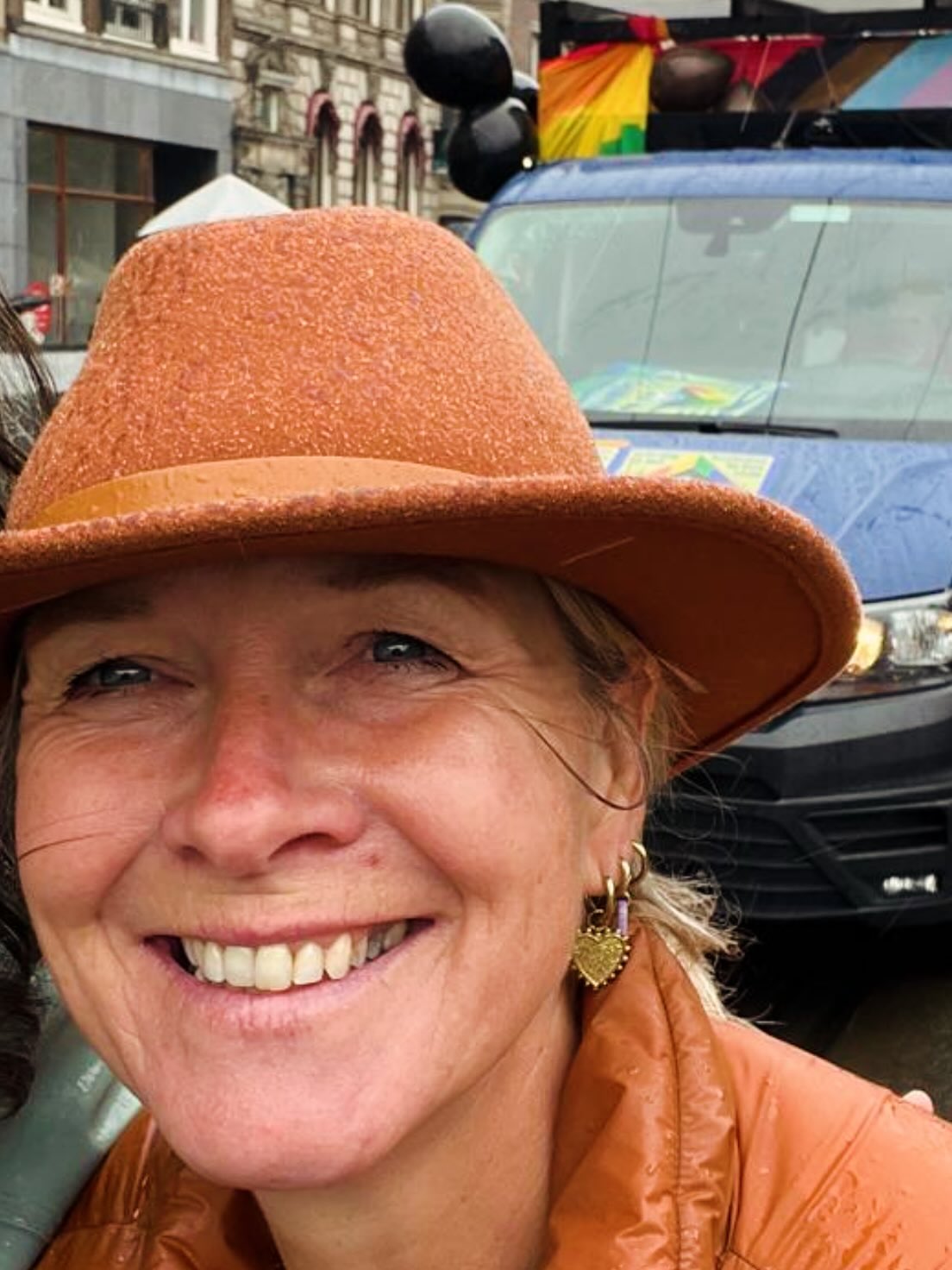 Op 11 september is het zover: twee jaar geen alcohol in mijn lijf. Wat een cadeau. Mijn leven is compleet veranderd. Er is meer rust, ruimte en vertrouwen. Ik geniet van de kleine dingen: een ochtendkoffie, wandelen langs de zee, sporten zonder kater, diepe gesprekken. Mijn lijf is sterker, mijn geest vrijer.
Het moeilijkste aan stoppen? Je wordt jezelf. Alcohol verdooft en verbreekt de verbinding – met anderen, en vooral met jezelf. Nu voel ik alles, en dat voelt als echte vrijheid. Al struggle ik nog , loop ik er niet meer van weg. Het mag er zijn.
Ik snap heel goed dat mensen bang zijn om te stoppen. Ik was dat ook. Alcohol voelde lang als mijn beste vriend. Alleen nu voel ik zo goed dat het me klein en angstig maakte.
Mijn vriendengroep is kleiner, wel zoveel waardevoller. Nu eet ik bij iemand thuis of dans ik nog graag op festivals, sporten, wandelen en vooral praten over hoe de wereld eruitziet als we kiezen voor liefde. Daar word ik echt blij van. Ik ben ook graag alleen , dat heb ik ook geleerd.
Een vrije 🐦⬛ vogel.
Ik ga nooit meer terug. Ik wil voelen. Ik kies voor liefde. Doe jij mee? Stop jij ook 11 september?