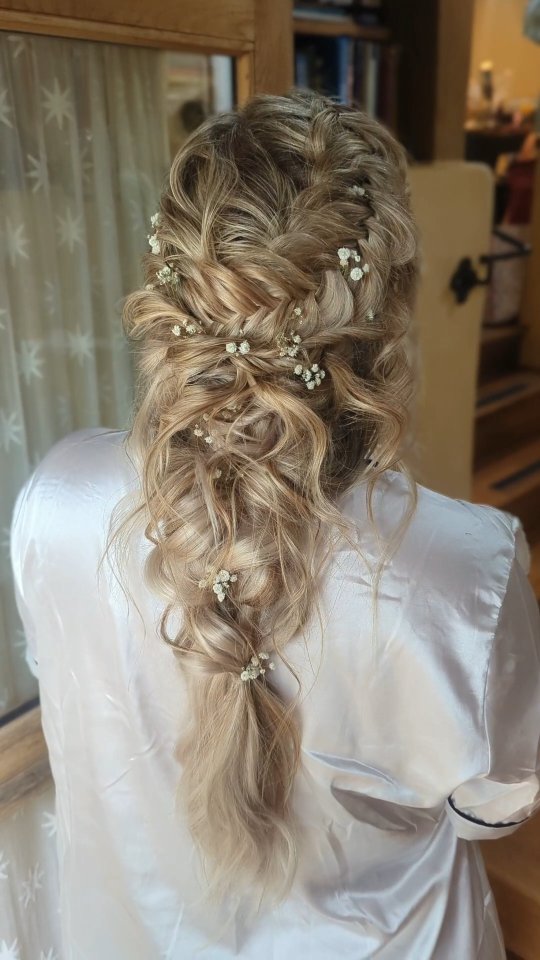 Let me sea your hair ๐๐ง๐ผโโ๏ธ
A moment for beautiful bride Olivia who trusted my guidance and hired a beautiful set of my hair extensions to create the rustic coastal bridal hair she'd been dreaming of!
Loving this vibe?
Drop me a DM to see if I'm available for your special day too ๐ Becca x
#cornwallbridalhair #devonbridalhair #mermaidhair #barnweddingdevon #barnweddingcornwall