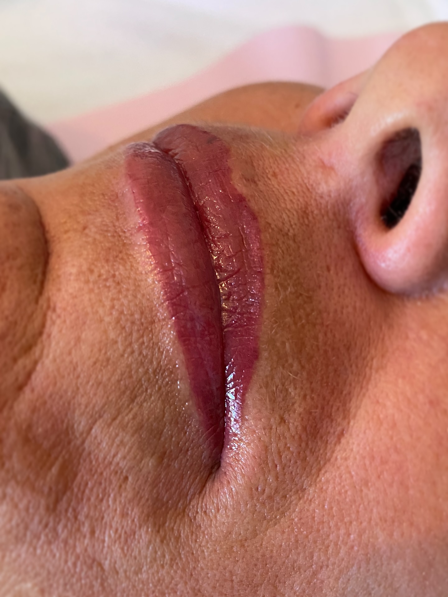 💋 Le Lip Blush est une technique de maquillage semi-permanent qui permet de rehausser la couleur naturelle des lèvres.
▫️Résultat : un effet léger et uniforme, qui donne l’impression de lèvres toujours maquillées… mais tout en restant naturelles. Parfait pour corriger de légères asymétries, redéfinir le contour et donner un éclat subtil.