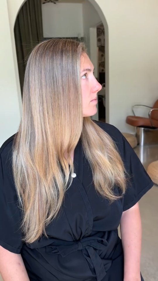 That blennnnnd! ๐คฉ The softest highlights for a sun kissed look + a smoother grow out by @sarajunehair ๐
Book with Sara through the link in our bio!
.
.
.