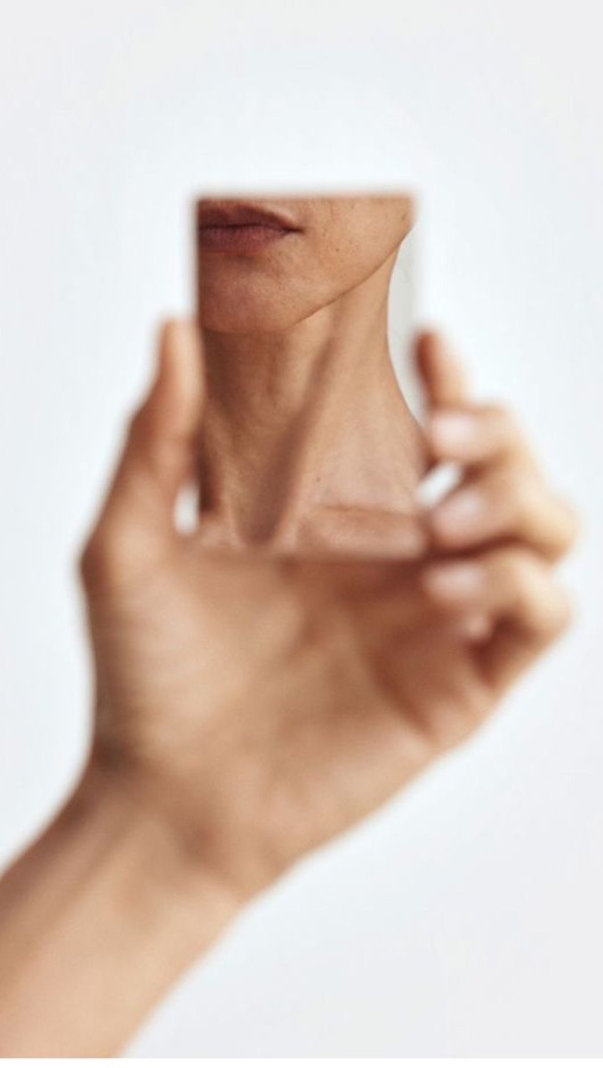 El término suena tierno, comercial y hasta inocente… pero en realidad no existe en medicina estética. Lo que sí existe es la toxina botulínica, que puede aplicarse en dosis bajas o en dosis completas, según lo que tu rostro necesite.
El problema es que cuando lo llaman baby botox, muchas personas creen que es un procedimiento diferente o más ‘light’, y terminan recibiendo dosis inadecuadas que no corrigen lo que deberían, o peor, que entorpecen tus tratamientos a futuro.