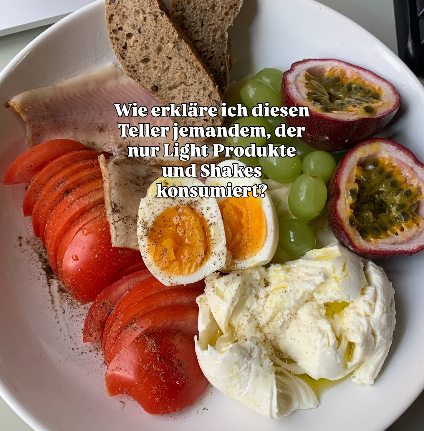 Wie erkläre ich diese Mahlzeit jemandem, der nur Light-Produkte und Pulver konsumiert?
Viele Menschen glauben immer noch, dass „gesund essen“ bedeutet, Kalorien zu sparen oder auf Shakes & Pulver zu setzen.
Doch Gesundheit entsteht nicht durch Light-Produkte sondern durch echte Nährstoffe.
Dieser Powerteller bringt:
🍅 Tomaten
🧀 Mozzarella
🥚 Ei
🐟 Geräucherte Forelle
🍇 Trauben & Passionsfrucht
🍞 Dunkles Brot
🫒olivenöl
Was sehe ich in diesem Teller?
✅ Proteine für Muskeln & Sättigung
✅ Gesunde Fette für Hormone & Zellschutz
✅ Vitamine & Antioxidantien für Immunsystem & Energie
✅ Ballaststoffe & komplexe Kohlenhydrate für Darmgesundheit & stabile Blutzuckerwerte
Das ist kein „Cheatmeal“.
Das ist kein „Pulver-Ersatz“.
Das ist ein Powerteller, der Körper und Geist nährt – nachhaltig & blutzuckerfreundlich.
Genau das vermittle ich in der MRC Academy:
👉 Essen darf wieder echt, bunt und genussvoll sein – ohne Reue, ohne stundenlanges kochen.
💡 Meine Frage an dich:
Vertraust du eher auf echte Lebensmittel oder auf Light-Produkte & Shakes?
#Powerteller #Ernährung #Gesundheit #Blutzuckerfreundlich #MRCacademy #Nachhaltigkeit
