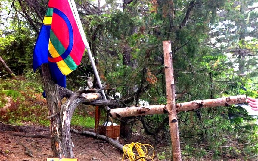 Missa inte gudstjänsten vid kåtan i Trollsjön nu på torsdag 21/8!
Kl 8:45 är det samling vid Kastalakyrkan i Kungälv pilgrimsvandring till Trollsjön
Kl 18:00 är det gudstjänst, fika och samtal
Kl 17:15 kan man, ifall man hellre tar bil till gudstjänsten, samlas vid Rördalens parkering för en kortare promenad en knapp kilometer bort till kåtan
Sedan på fredag den 22/8 är det konsert med Ánndaris Rimpi i Håpets katedral vid Ångbåtsbryggan, kl 19:00, hoppas vi ses där!
Läs mer i länken i bio’n