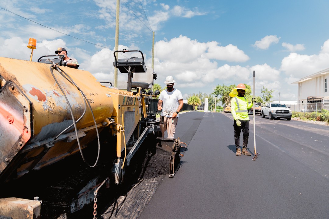 Monday means machines in motion. #fischmanasphalt 🚧