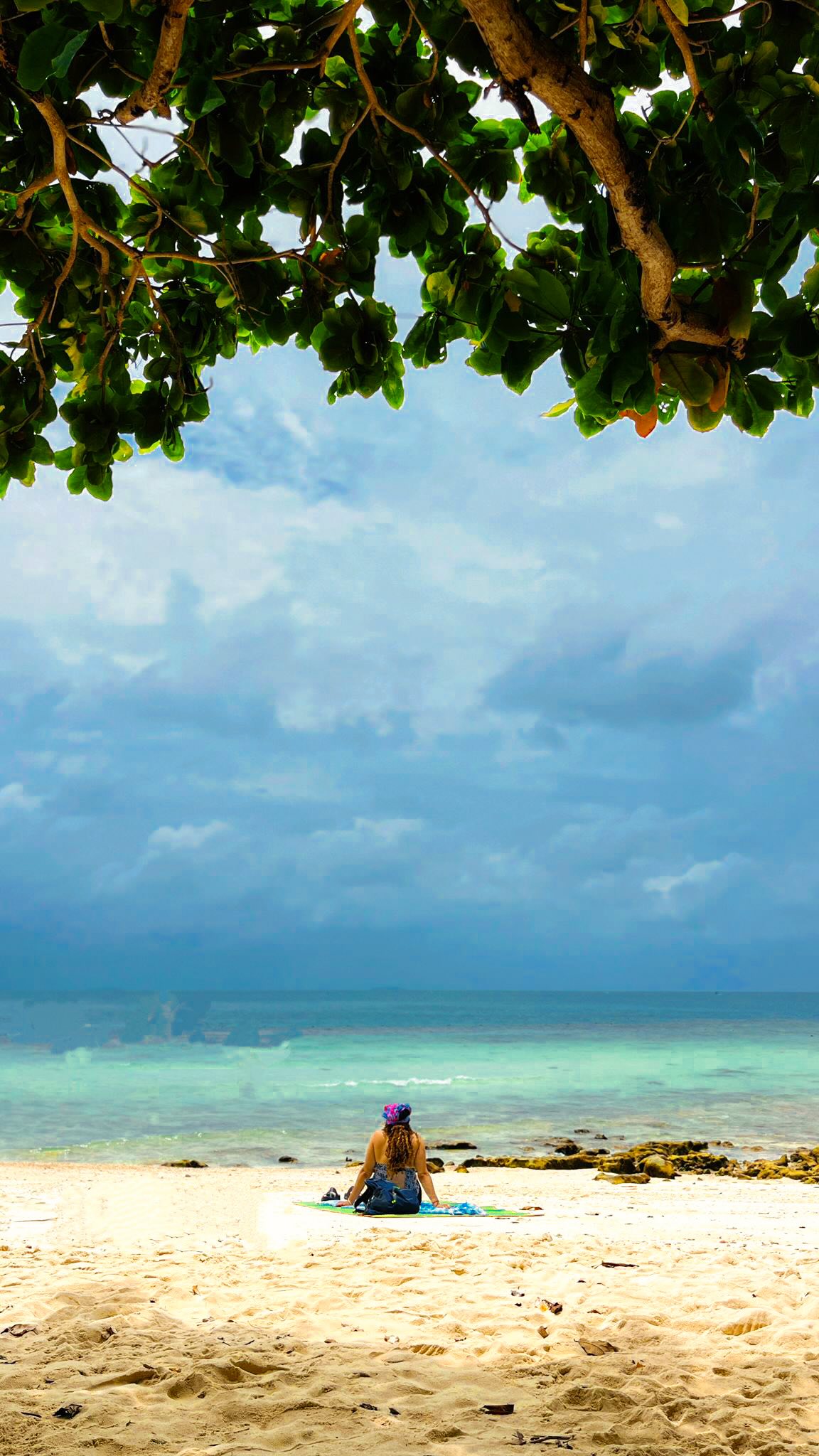 Just a few hours from Bangkok, Koh Samet is the perfect island getaway, blending lively spots with quiet stretches of sand. Its mix of energy and calm make it an easy favorite. It was definitely one of the highlights from my summer in Thailand.
Travel tip: make sure to spend time at Sai Kaew Beach, it’s a must-visit for soaking up the island’s beauty.
#cityspotlight #kohsamet #thailandislands #kohsametisland #visitthailand #myrooftopstories