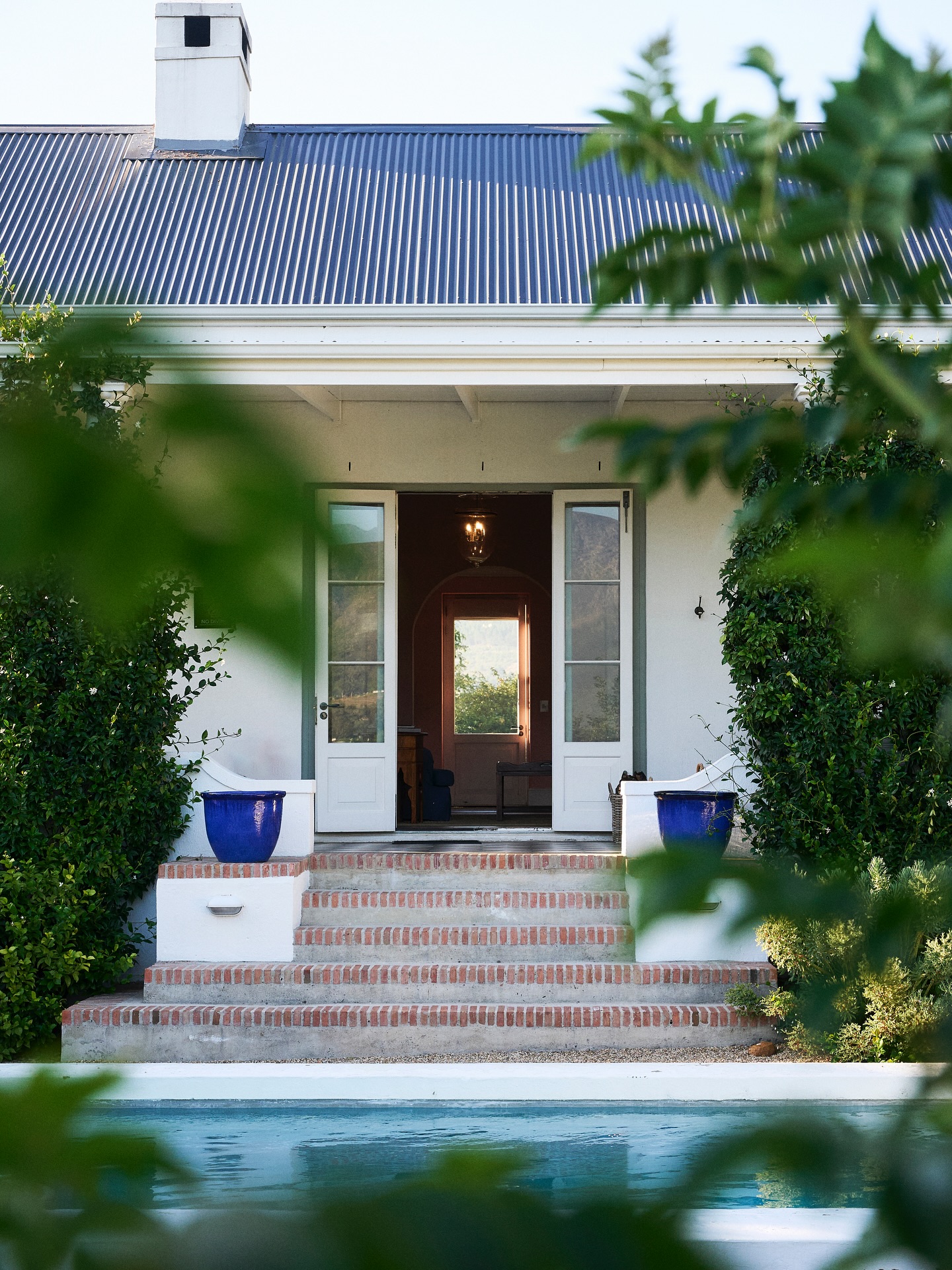 Escape to tranquility at our Orchard Cottage Six.
Here’s a sneak peek of the breathtaking view from the back patio. Imagine sipping your morning coffee here, surrounded by nature’s beauty.
Don’t miss out on experiencing this serene retreat-book your summer accommodation today!
.
.
.
#lacotte #lacottefarm
#franschhoek #franschhoeklife
#pool #summer #view #garden