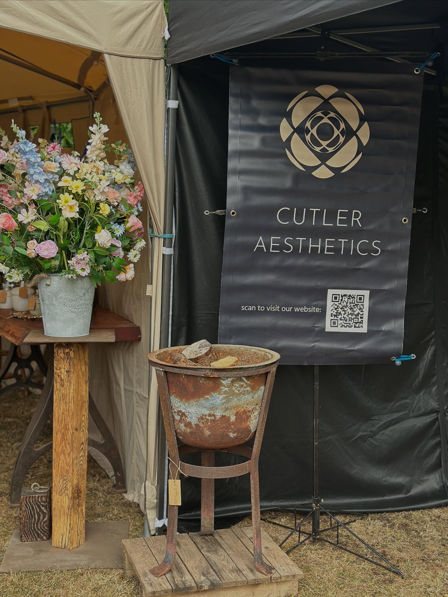 We are Open for our weekend at @stock_gaylard @oakfair1 !!! Make sure you come along and enjoy the amazing craftspeople and delicious food!!! Fun for all the family with demonstrations. We look forward to seeing you!!
#dorset #country #countryshow #oak #art #design #southwest #sculpture #decor #décor